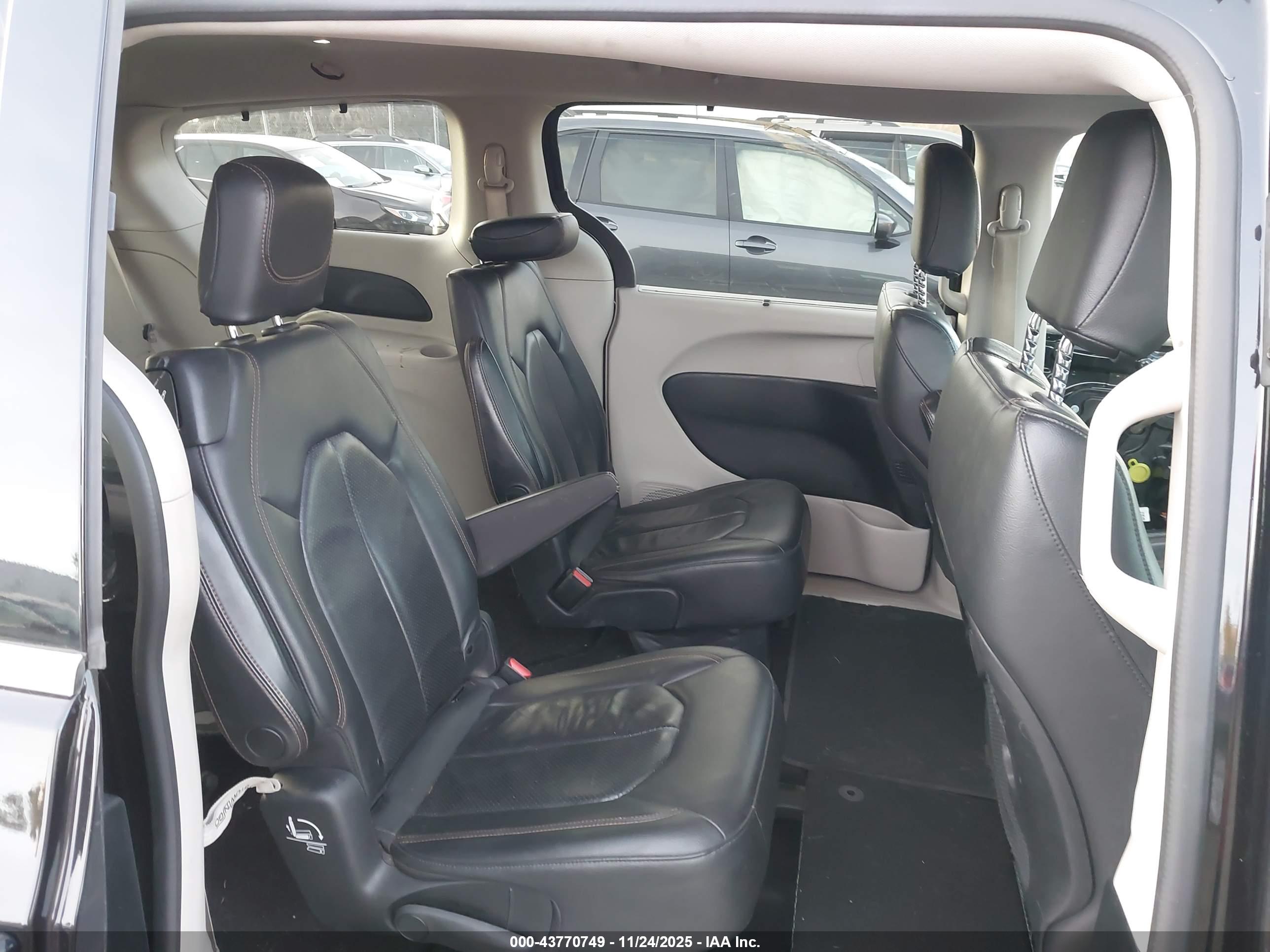 CHRYSLER PACIFICA image 8
