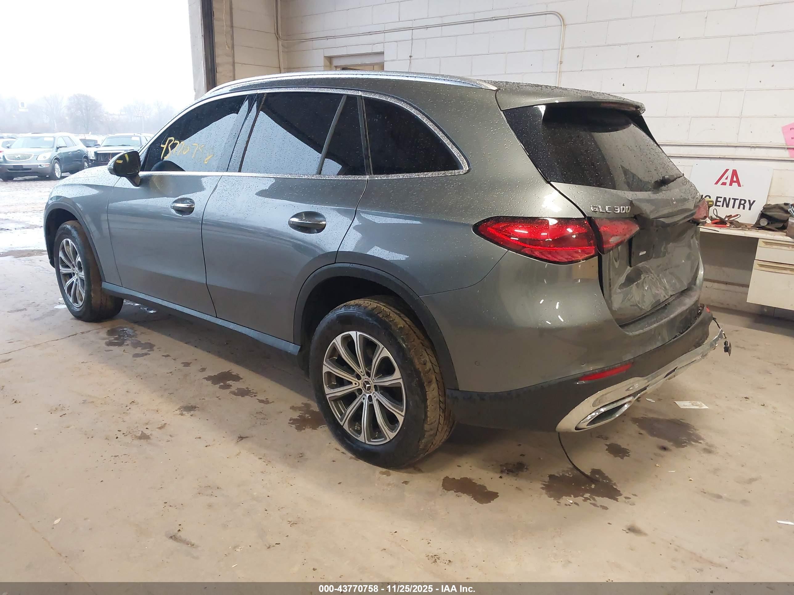 MERCEDES-BENZ GLC image 3