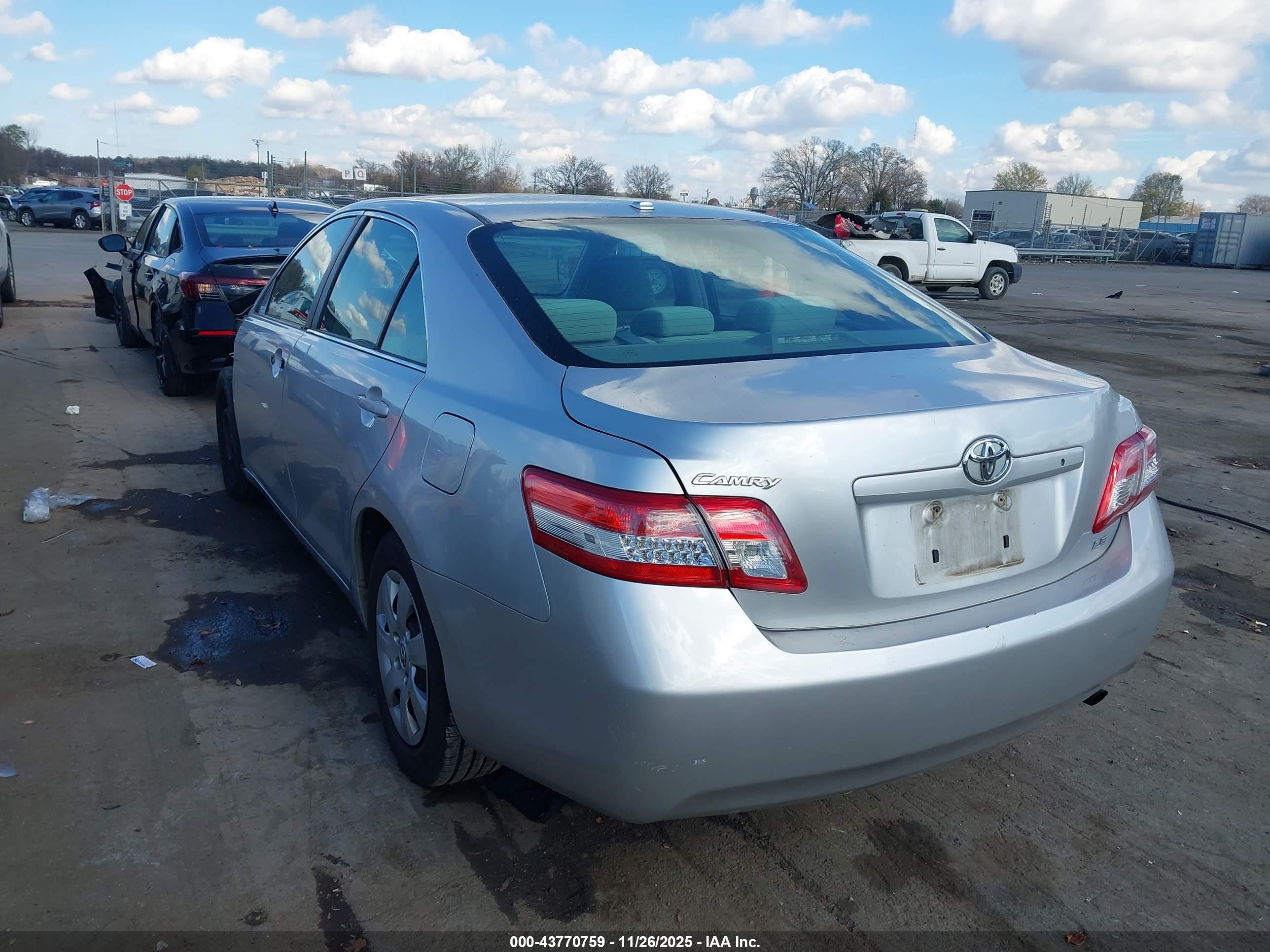TOYOTA CAMRY image 3