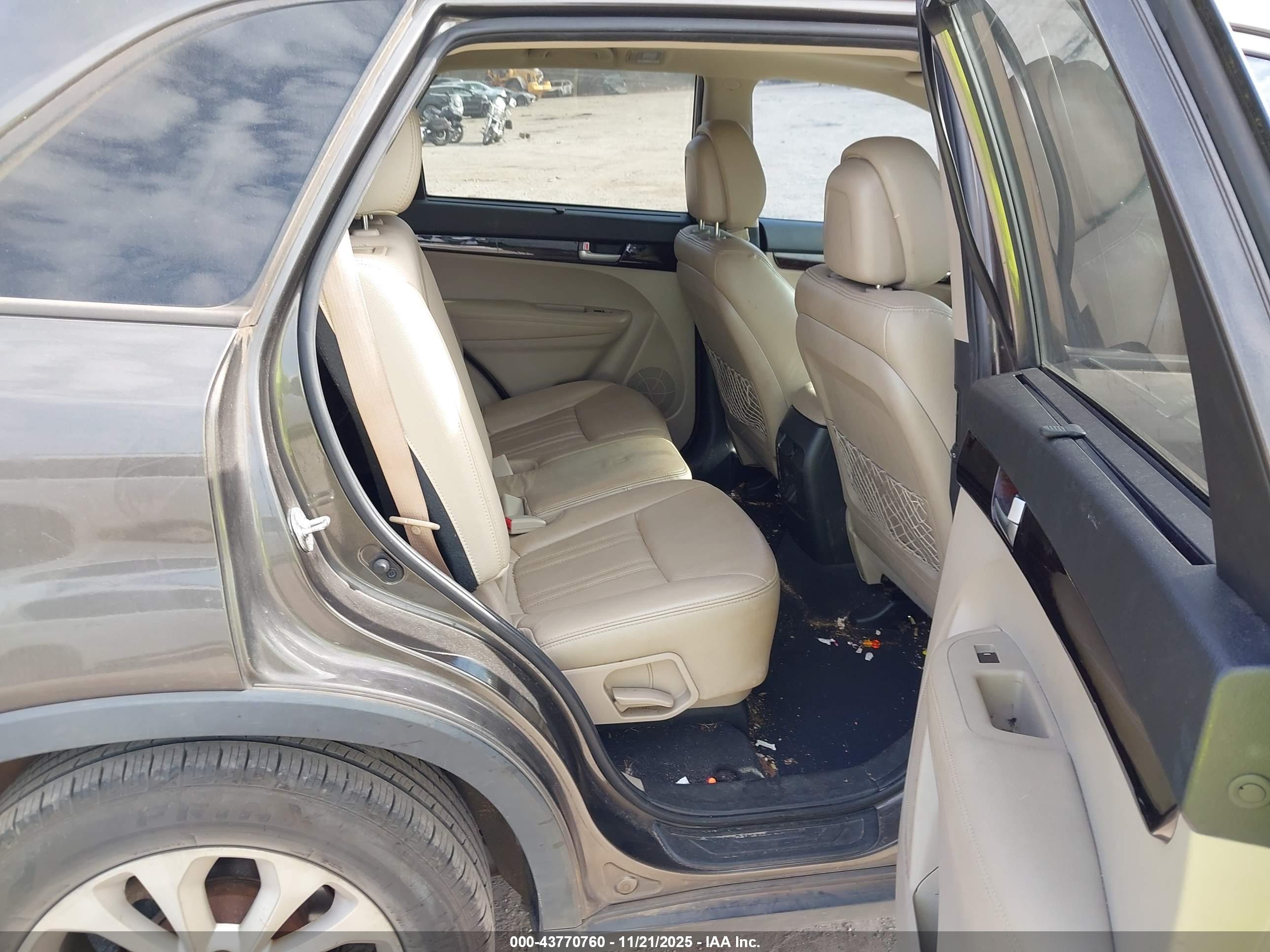 KIA SORENTO image 8