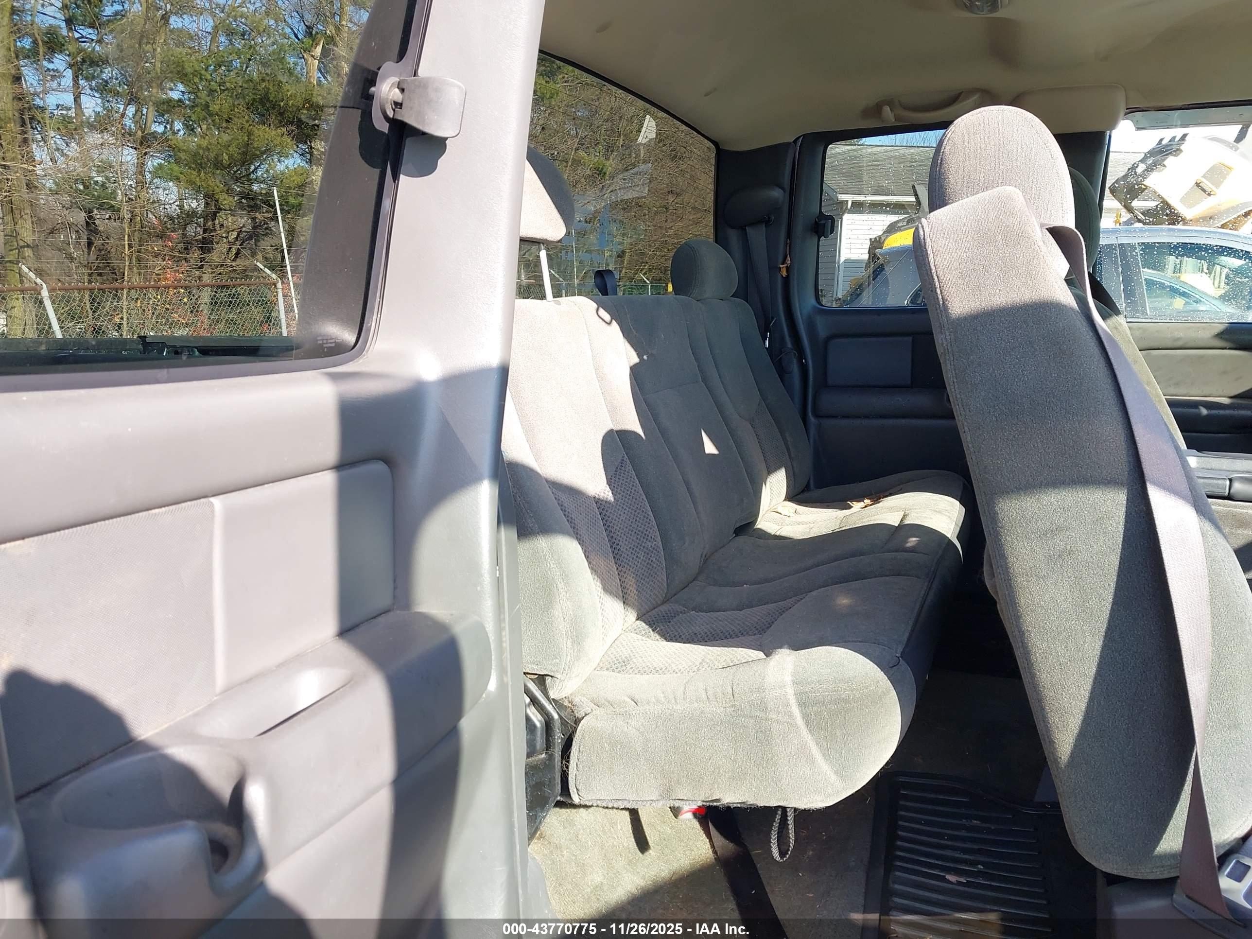 CHEVROLET SILVERADO image 8
