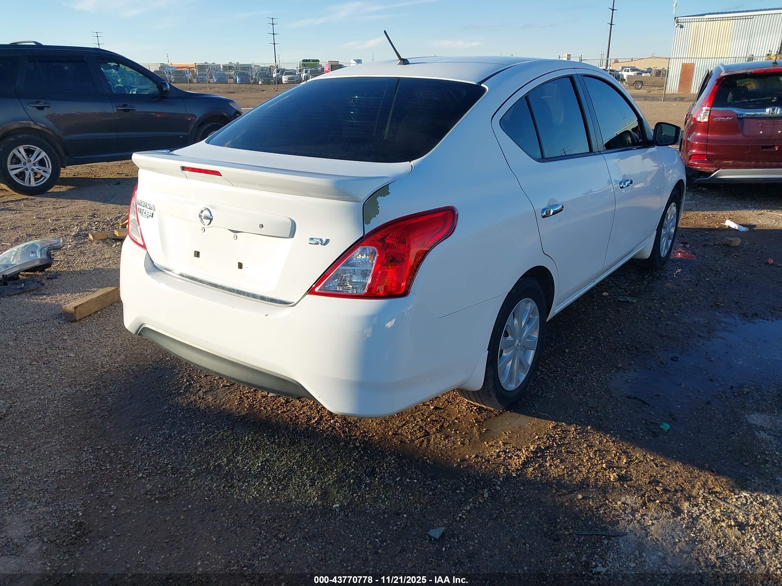 NISSAN VERSA image 4