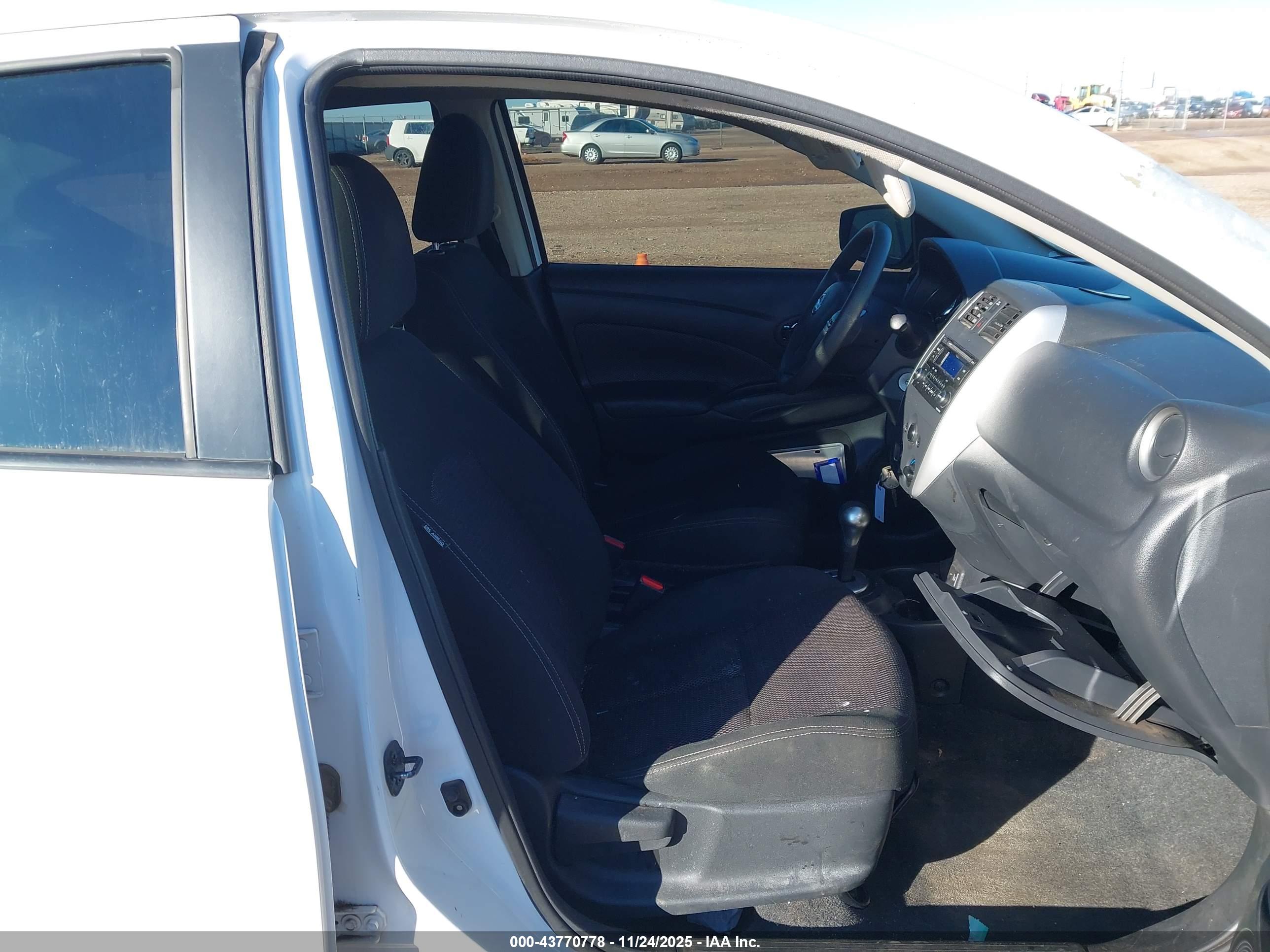 NISSAN VERSA image 5