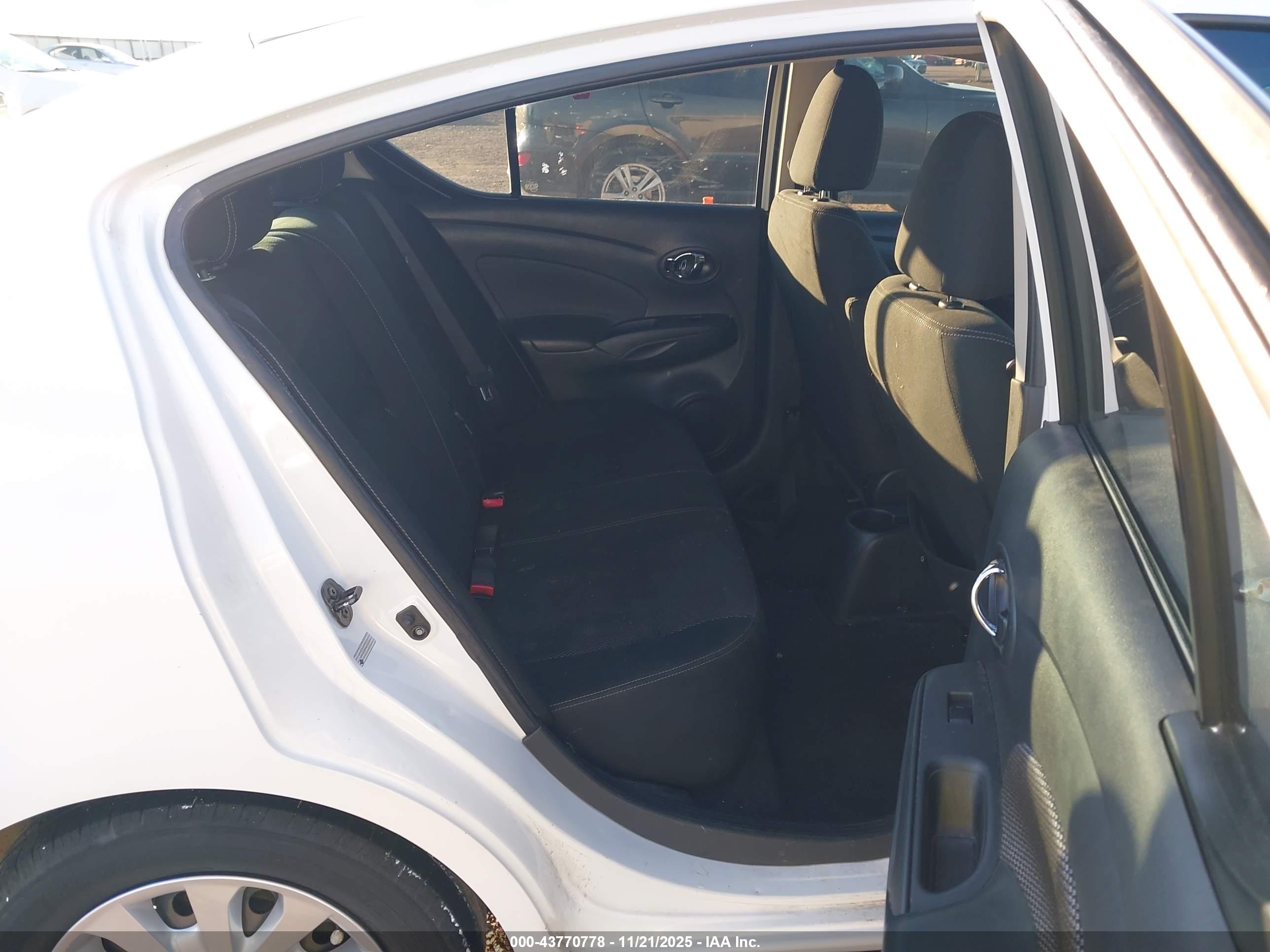 NISSAN VERSA image 8