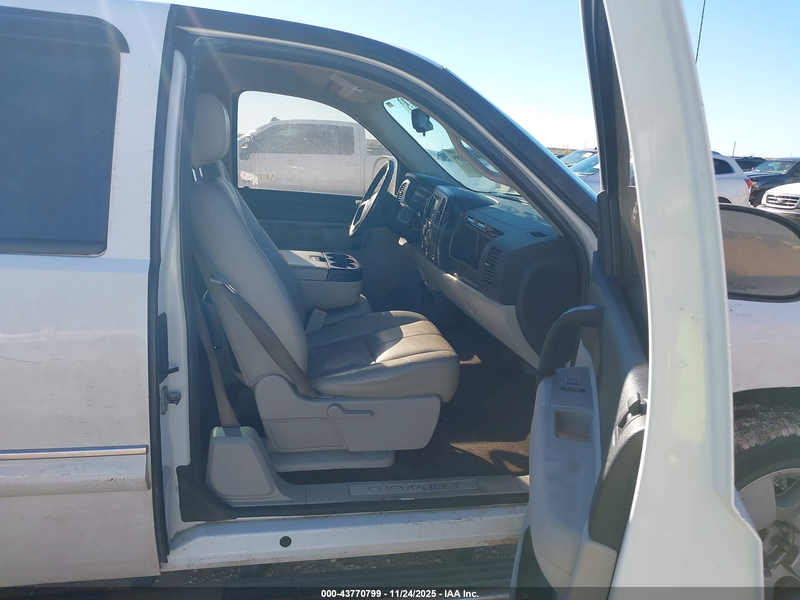 CHEVROLET SILVERADO image 5
