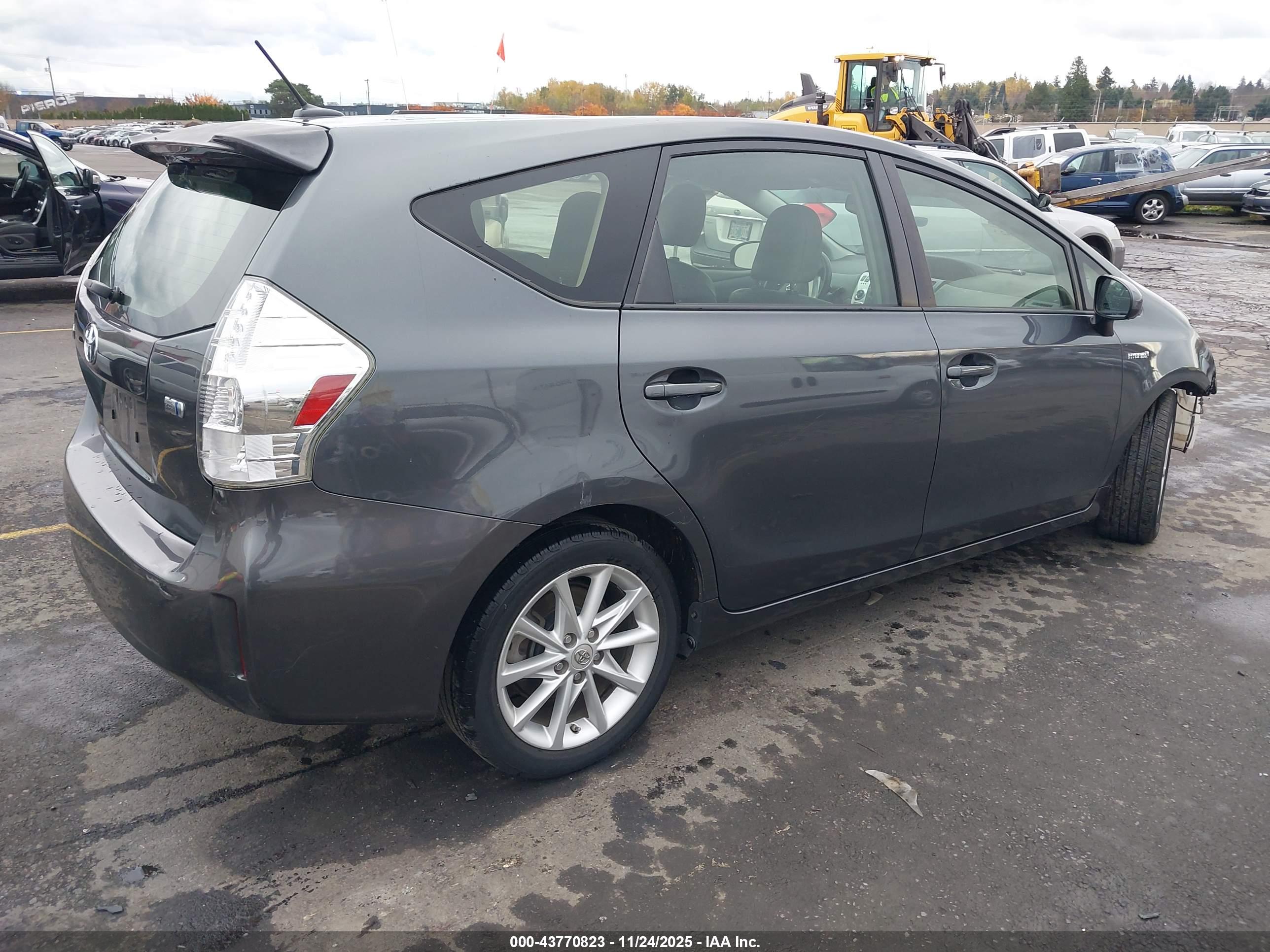 TOYOTA PRIUS image 4