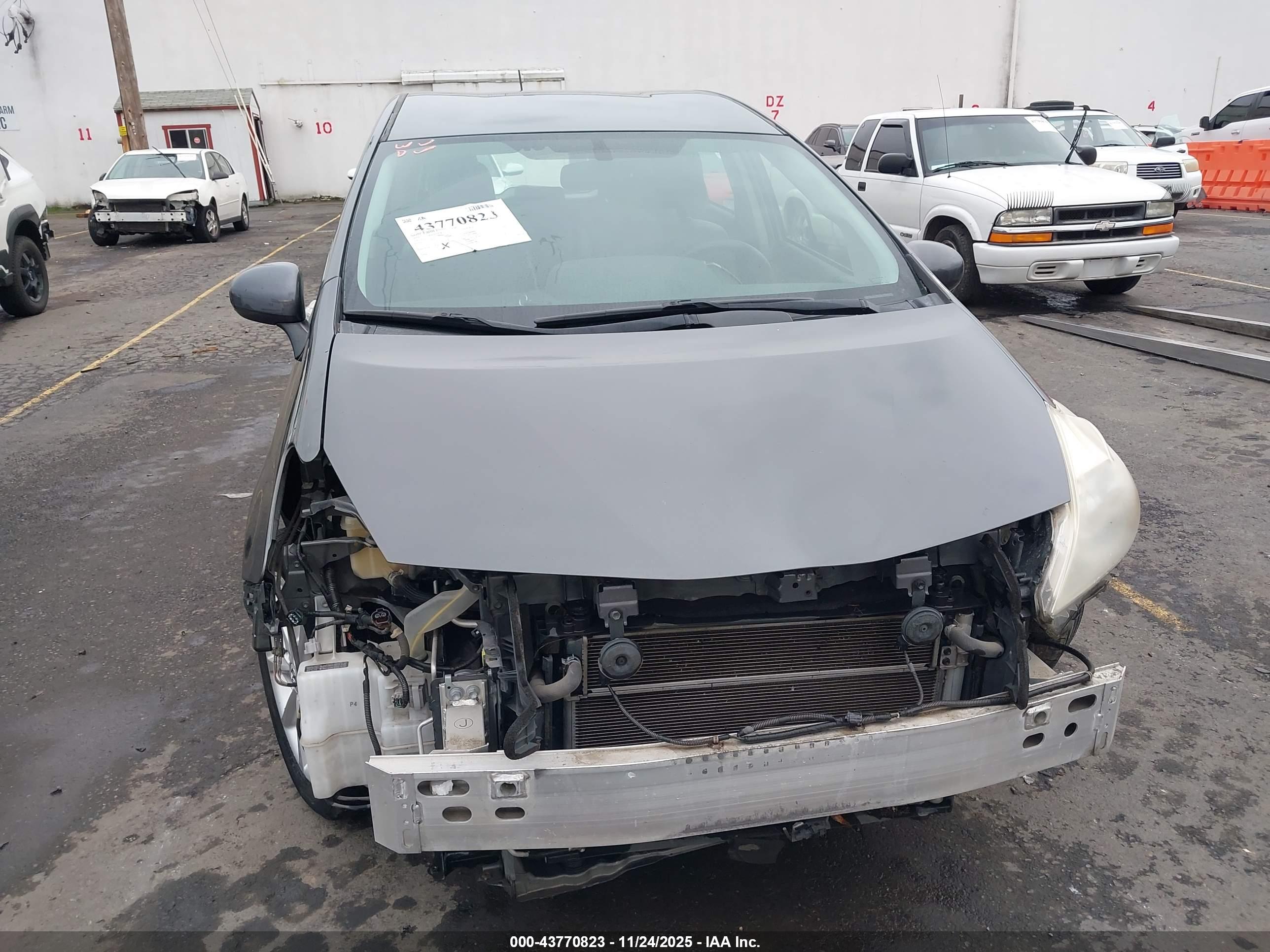 TOYOTA PRIUS image 6