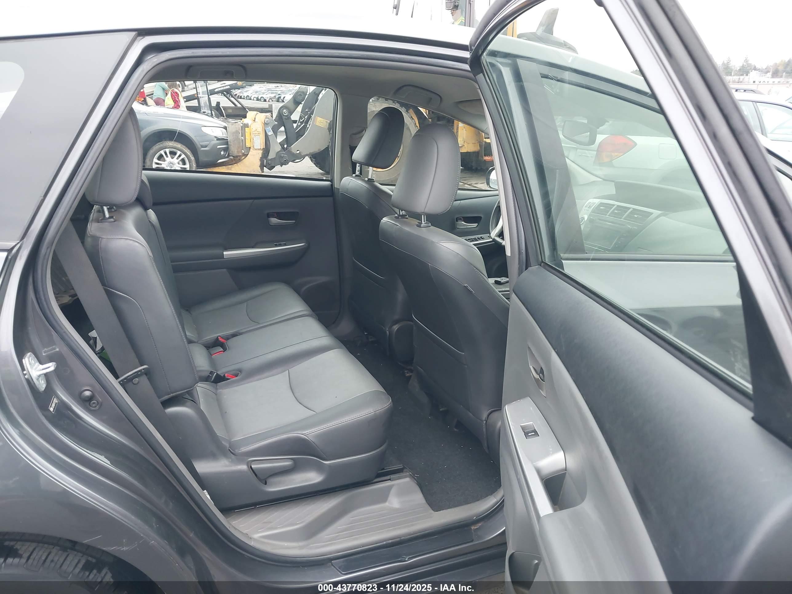 TOYOTA PRIUS image 8
