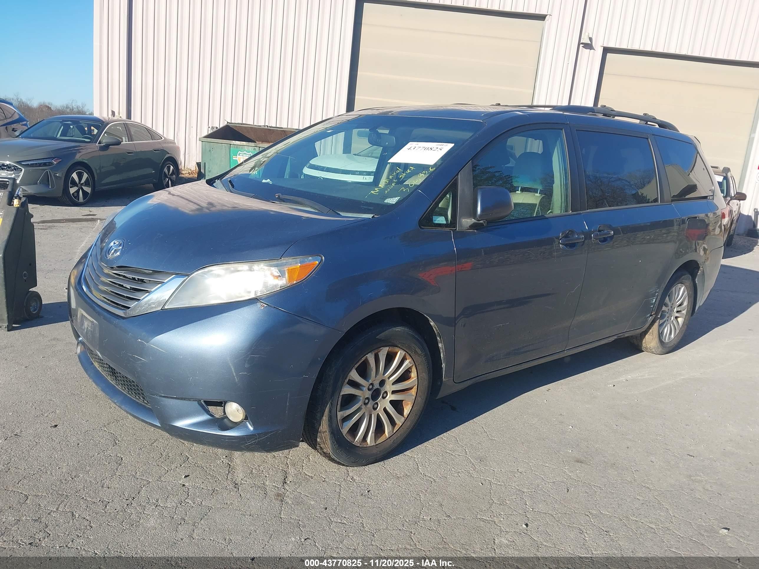 TOYOTA SIENNA image 2