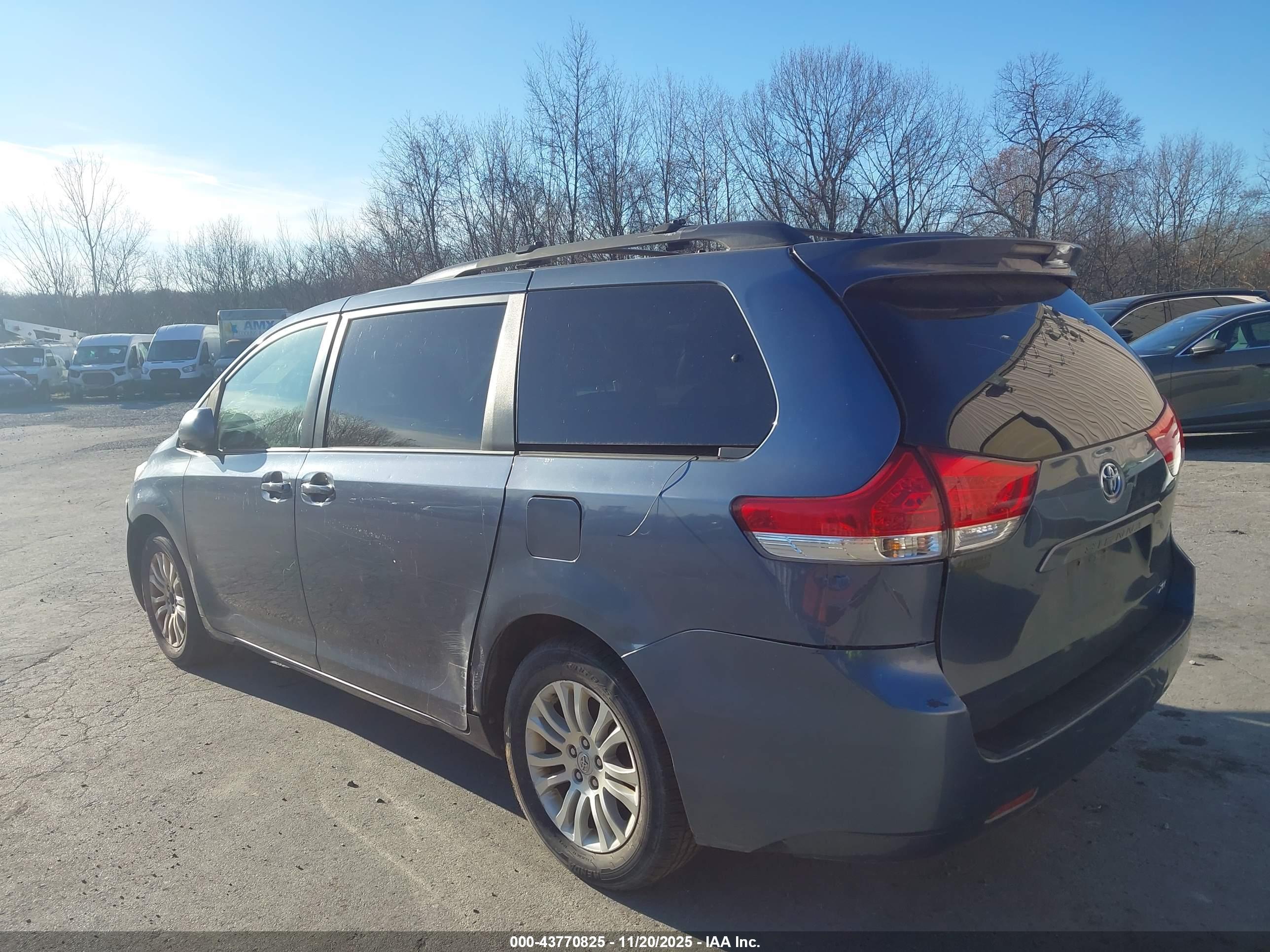 TOYOTA SIENNA image 3