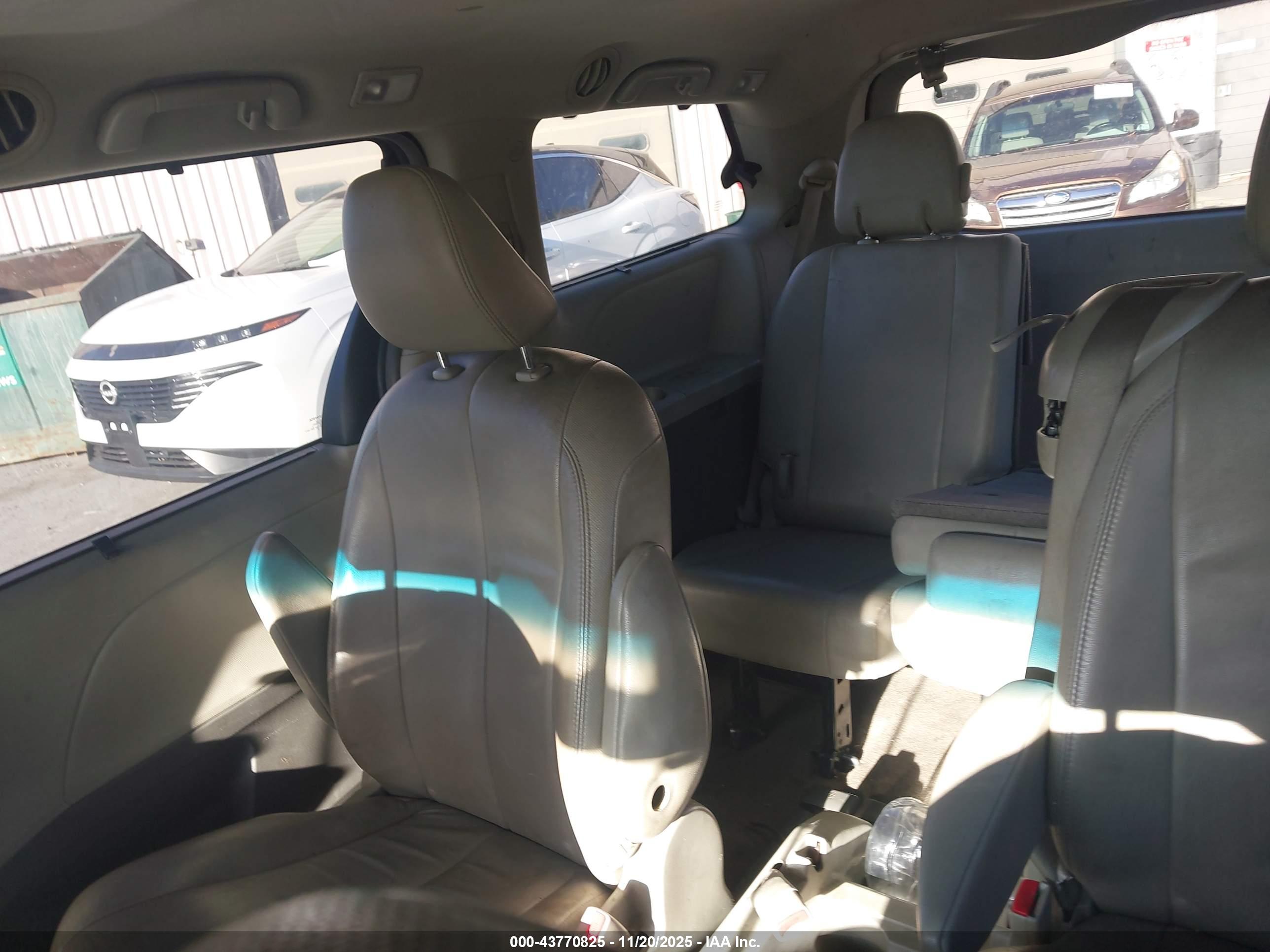 TOYOTA SIENNA image 8