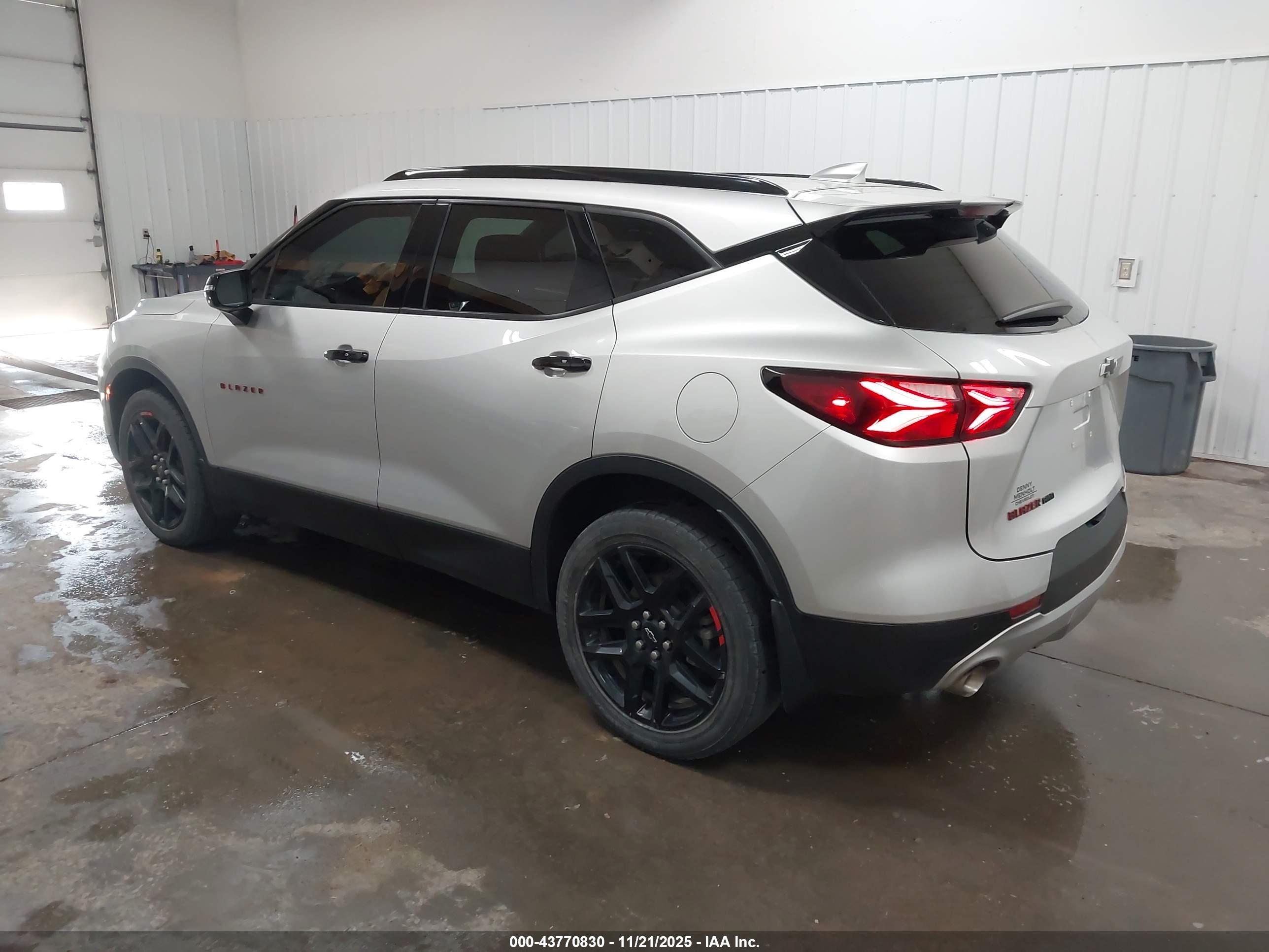 CHEVROLET BLAZER image 3