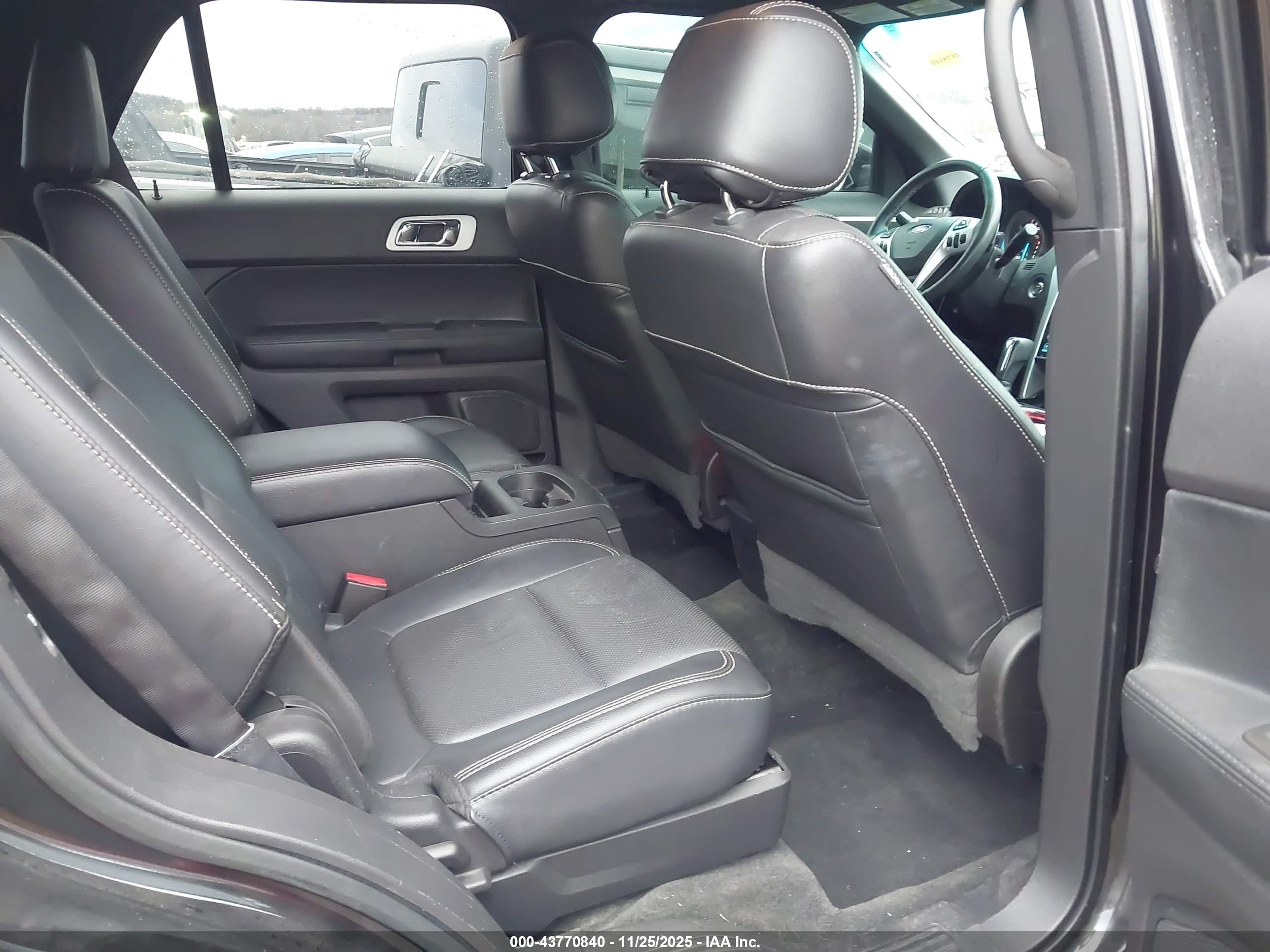 FORD EXPLORER image 8