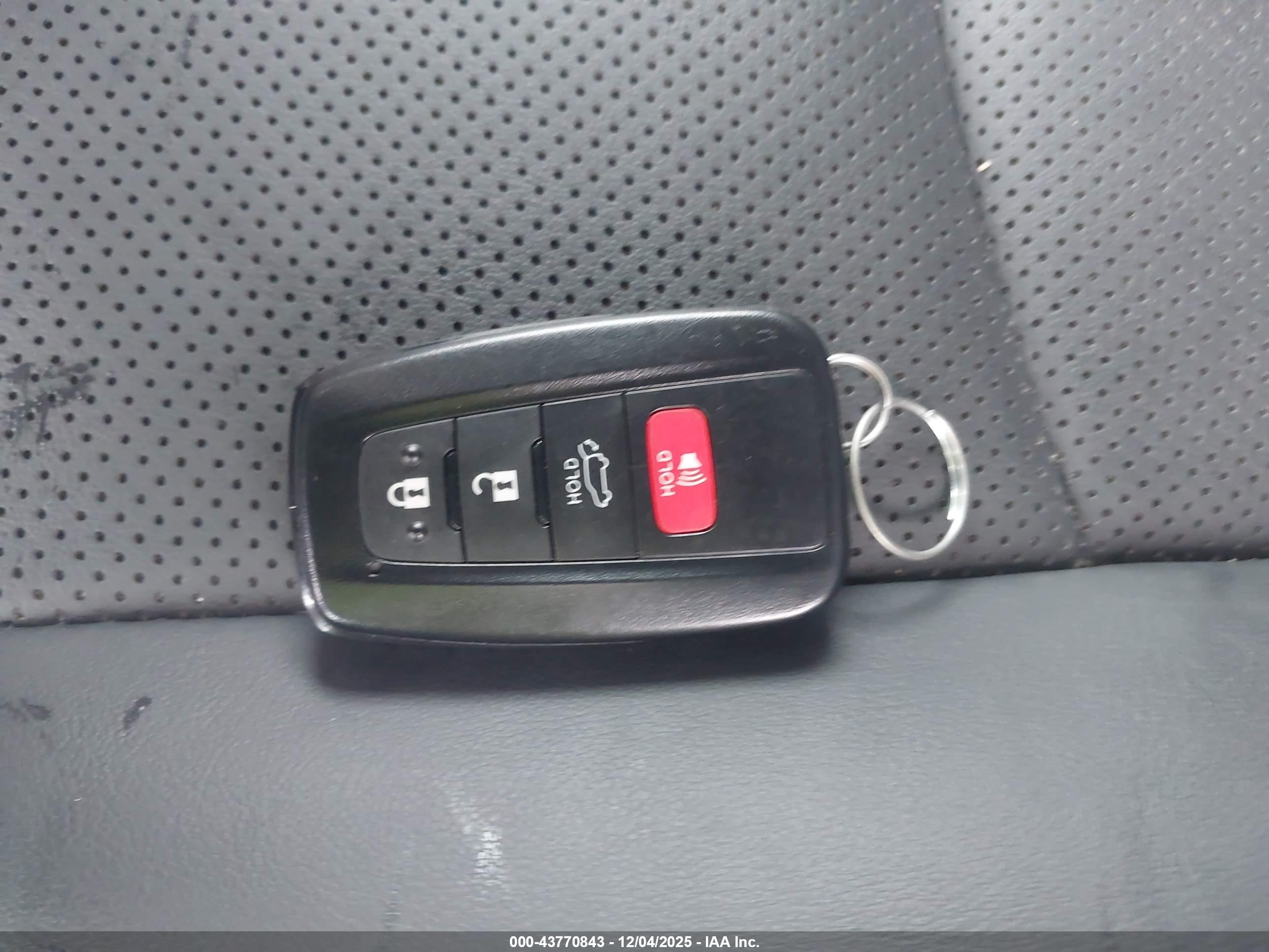 TOYOTA RAV4 image 11