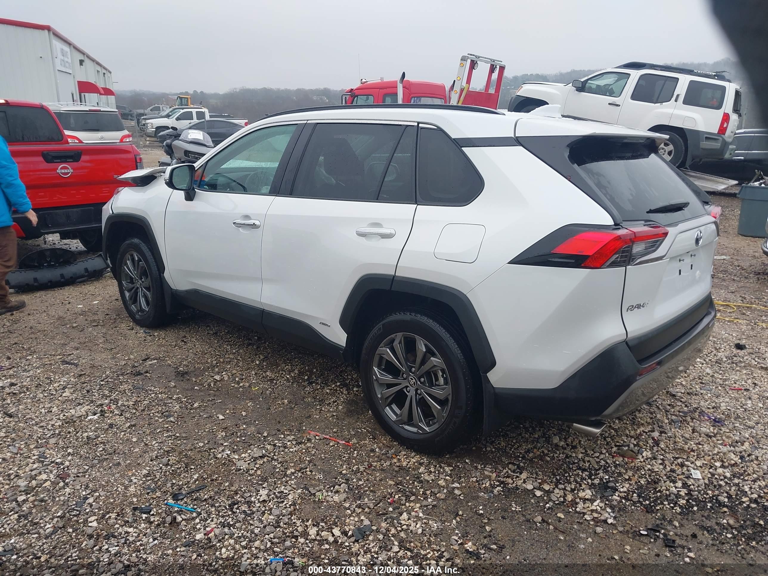 TOYOTA RAV4 image 3