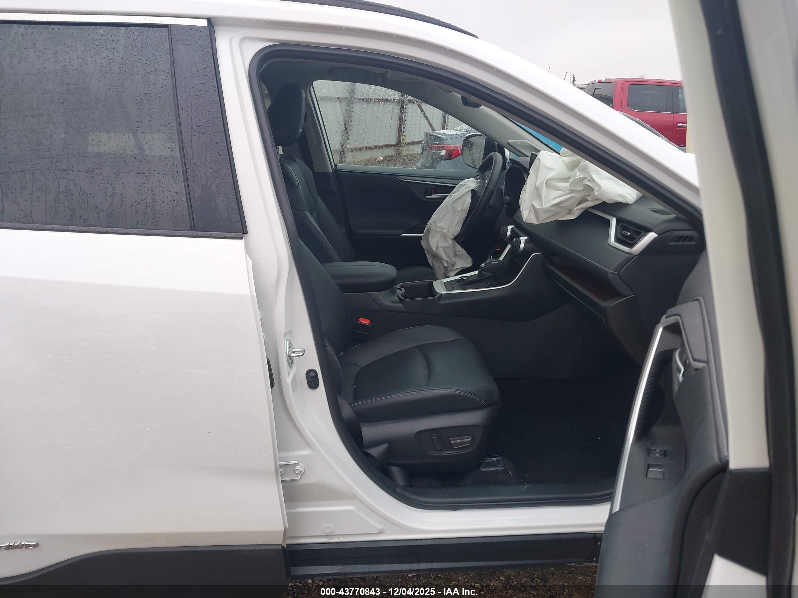 TOYOTA RAV4 image 5