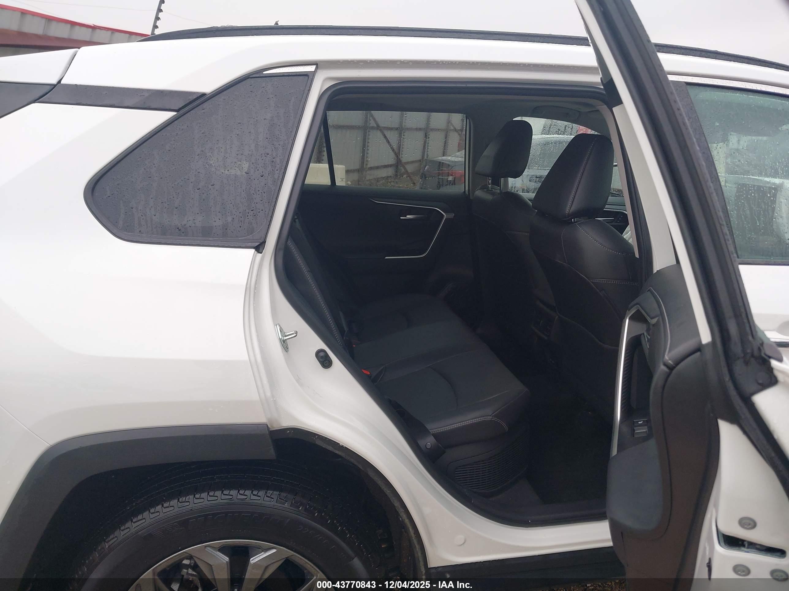 TOYOTA RAV4 image 8