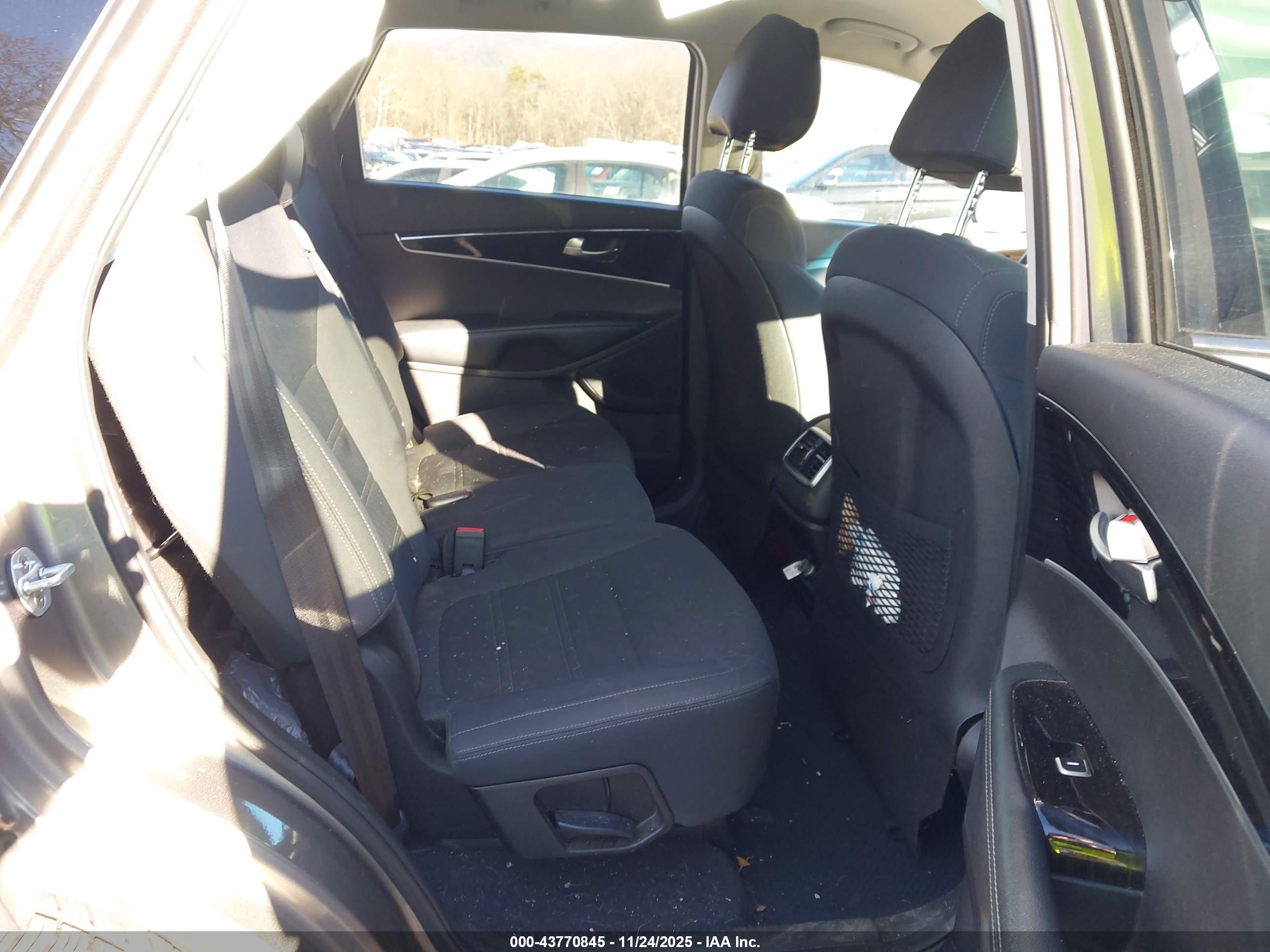 KIA SORENTO image 8