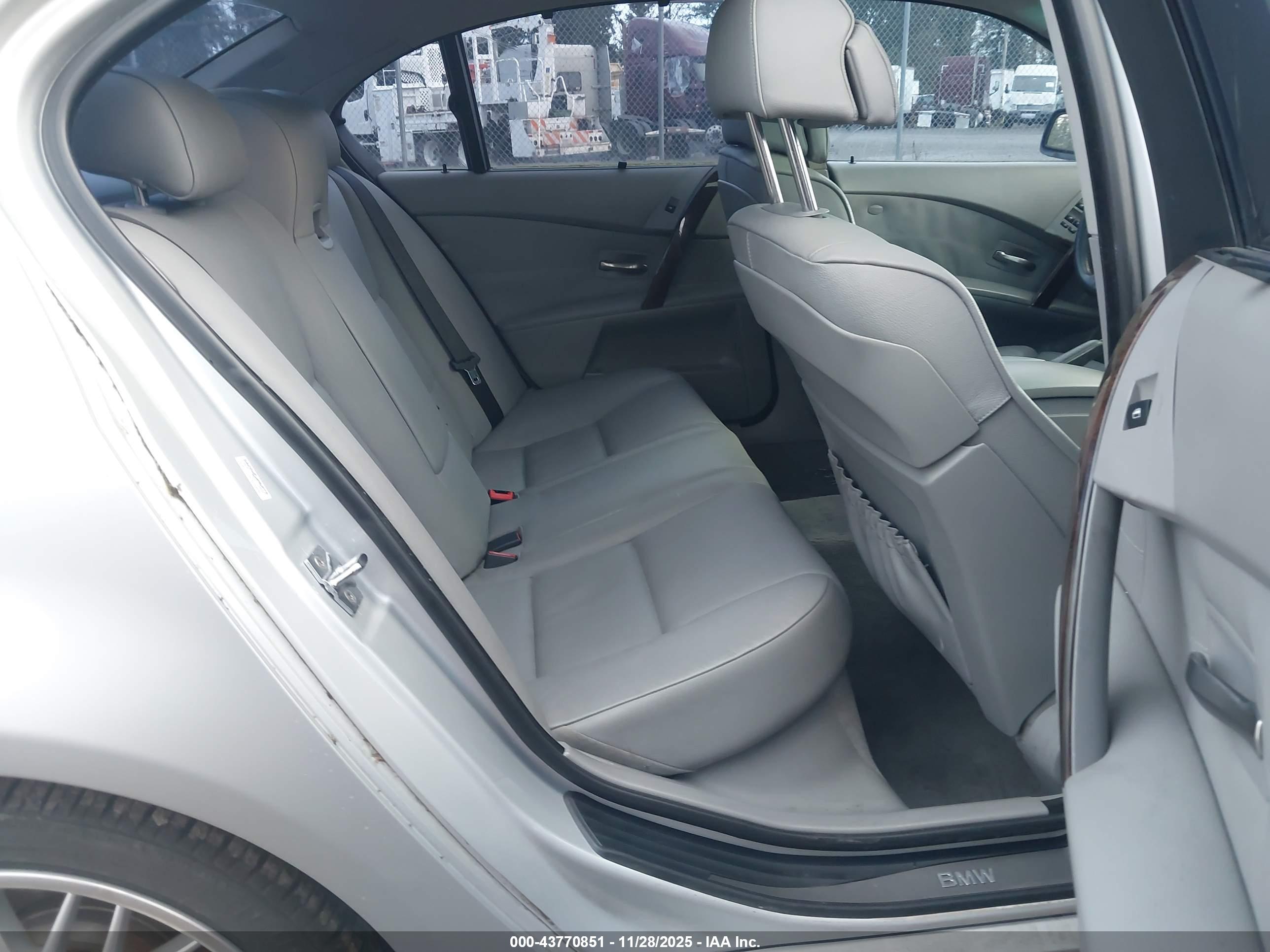 BMW 550I image 8