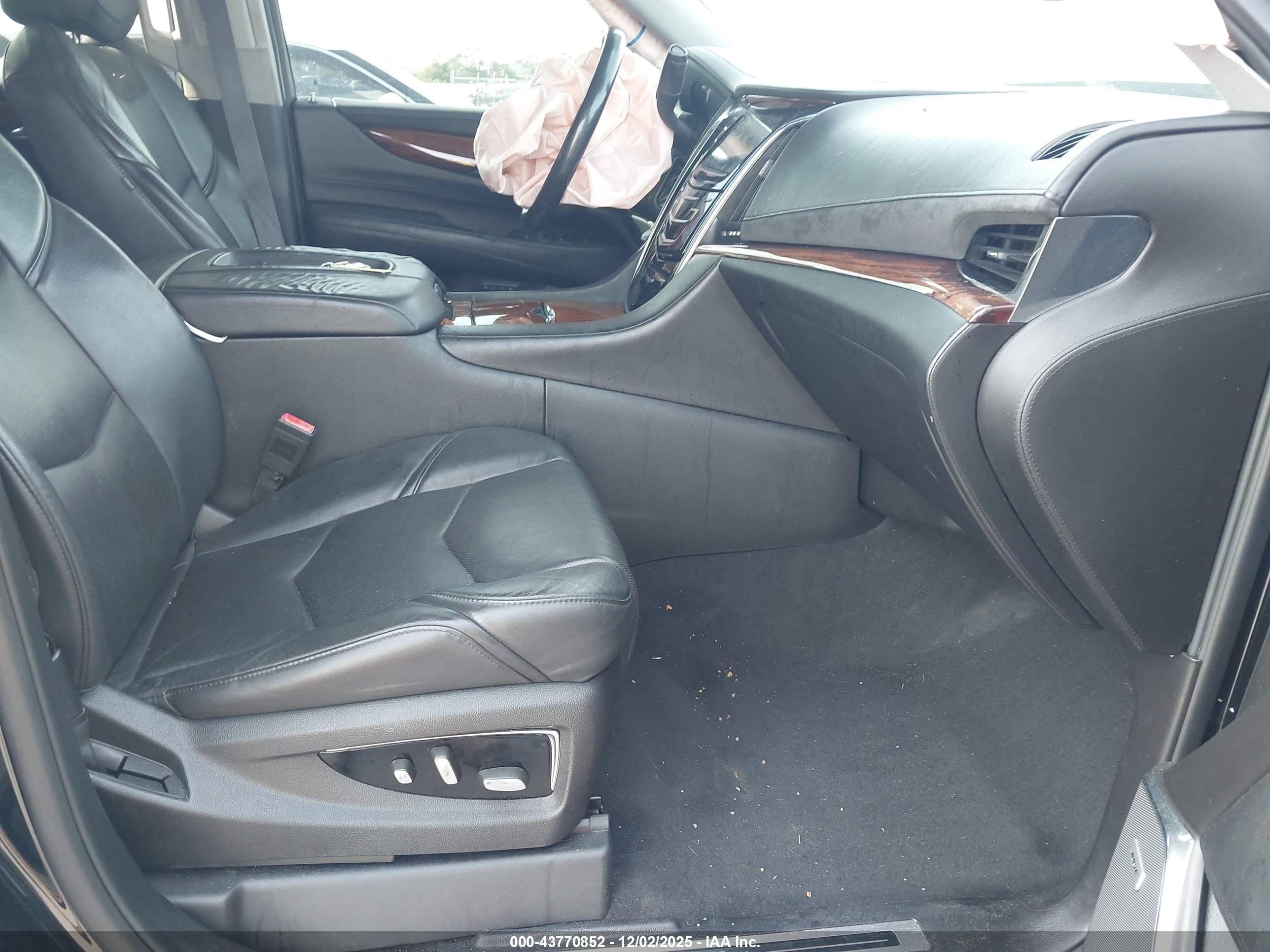 CADILLAC ESCALADE image 5
