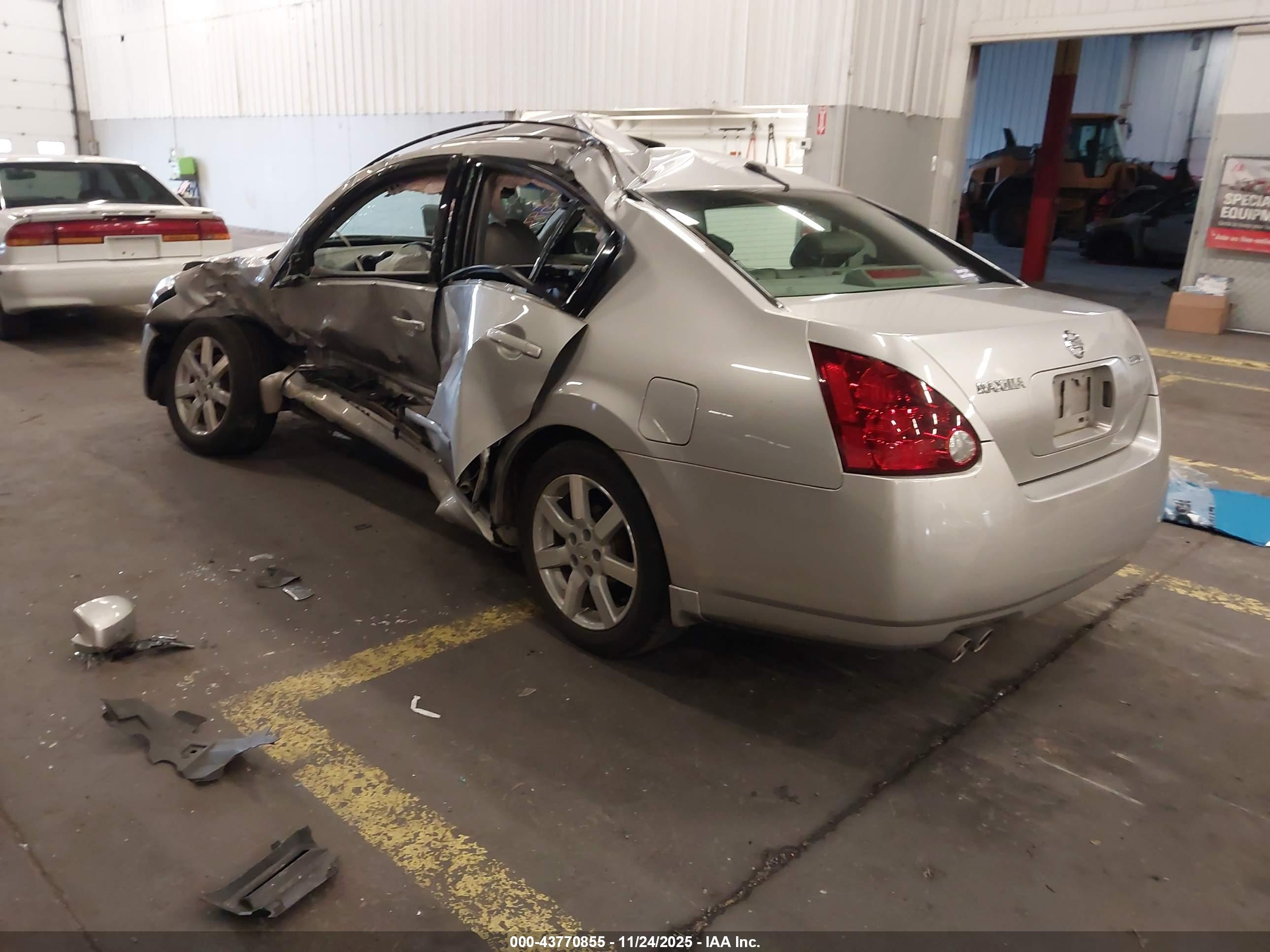 NISSAN MAXIMA image 3
