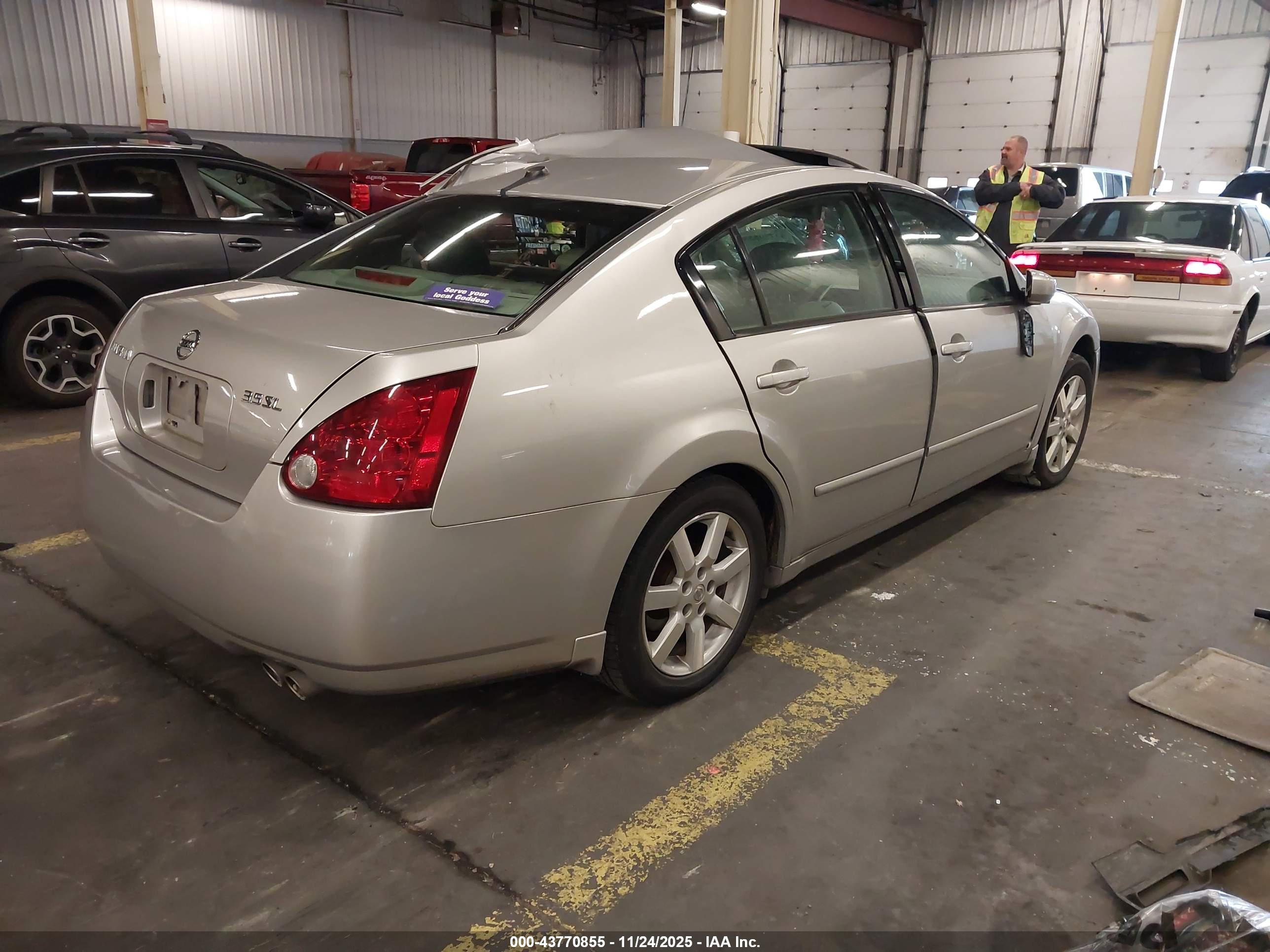 NISSAN MAXIMA image 4