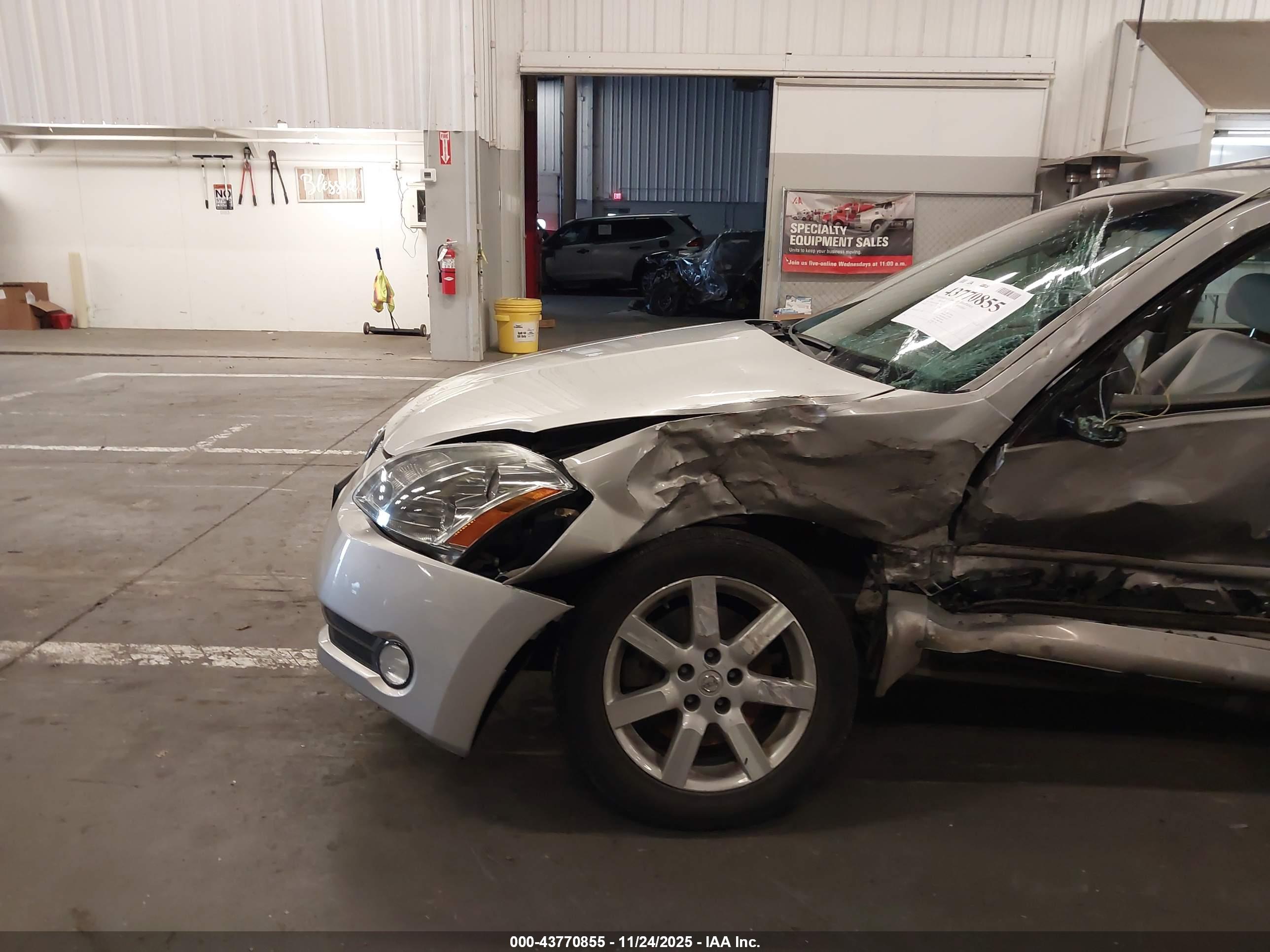 NISSAN MAXIMA image 6