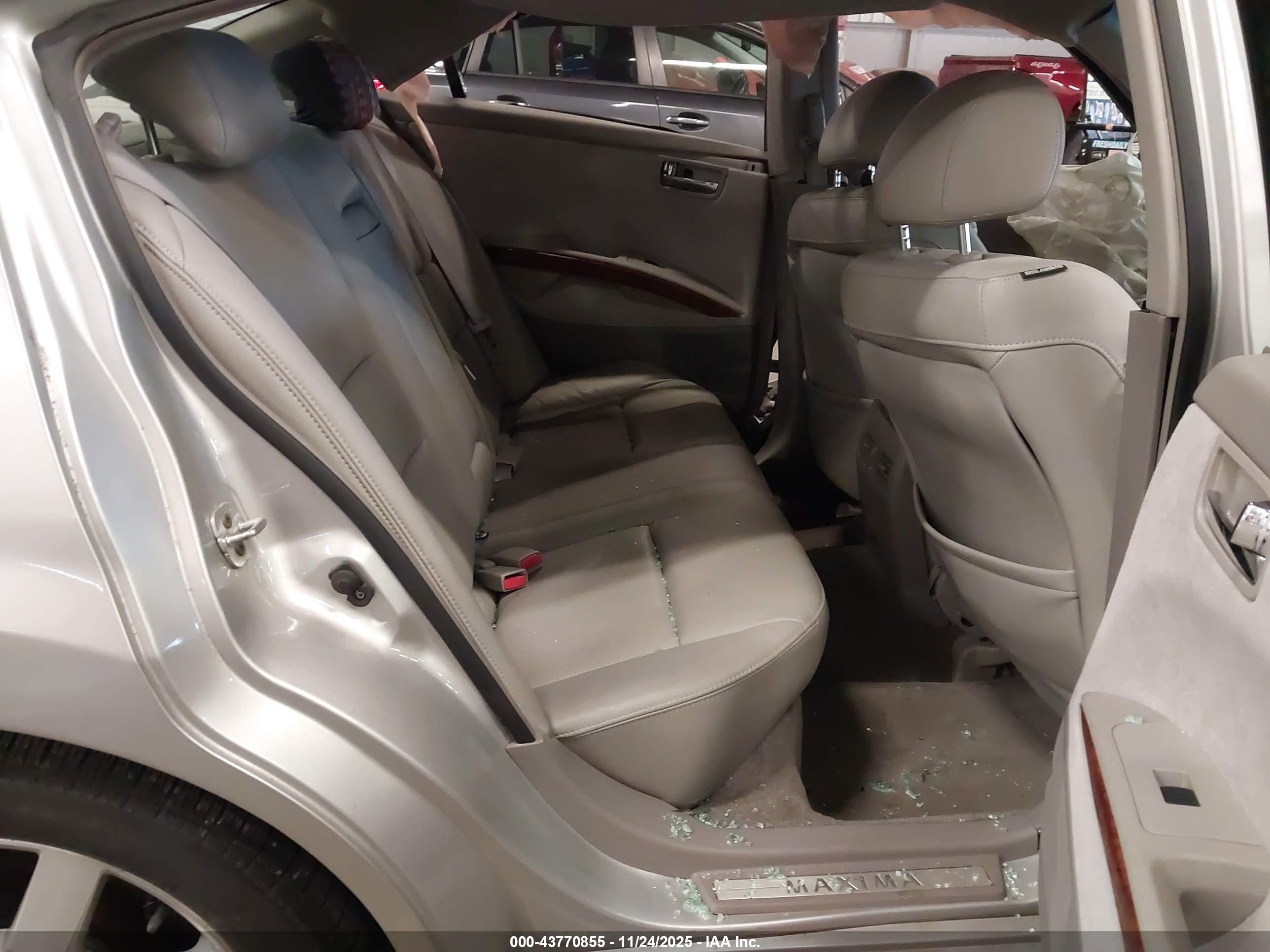 NISSAN MAXIMA image 8