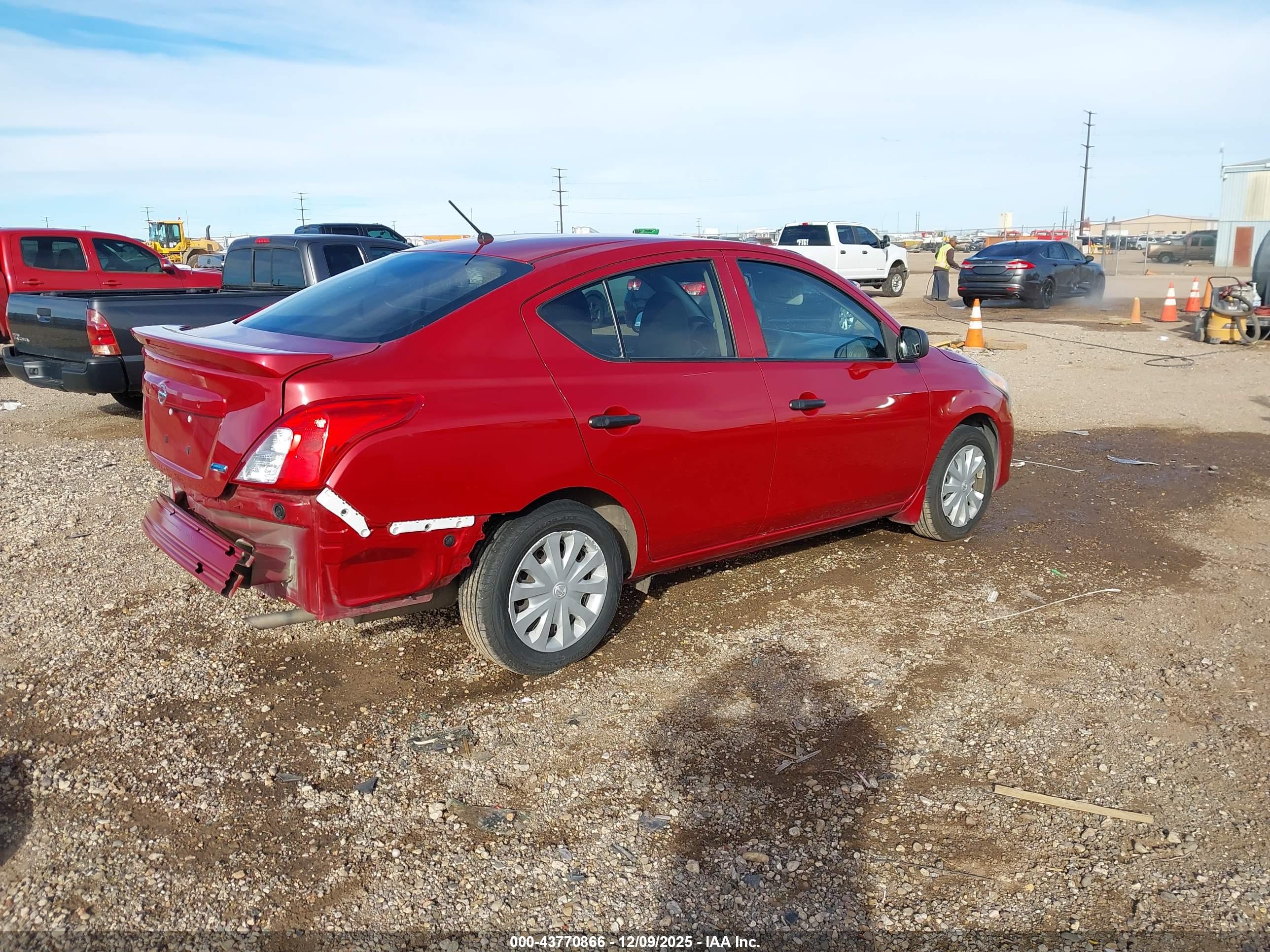 NISSAN VERSA image 4