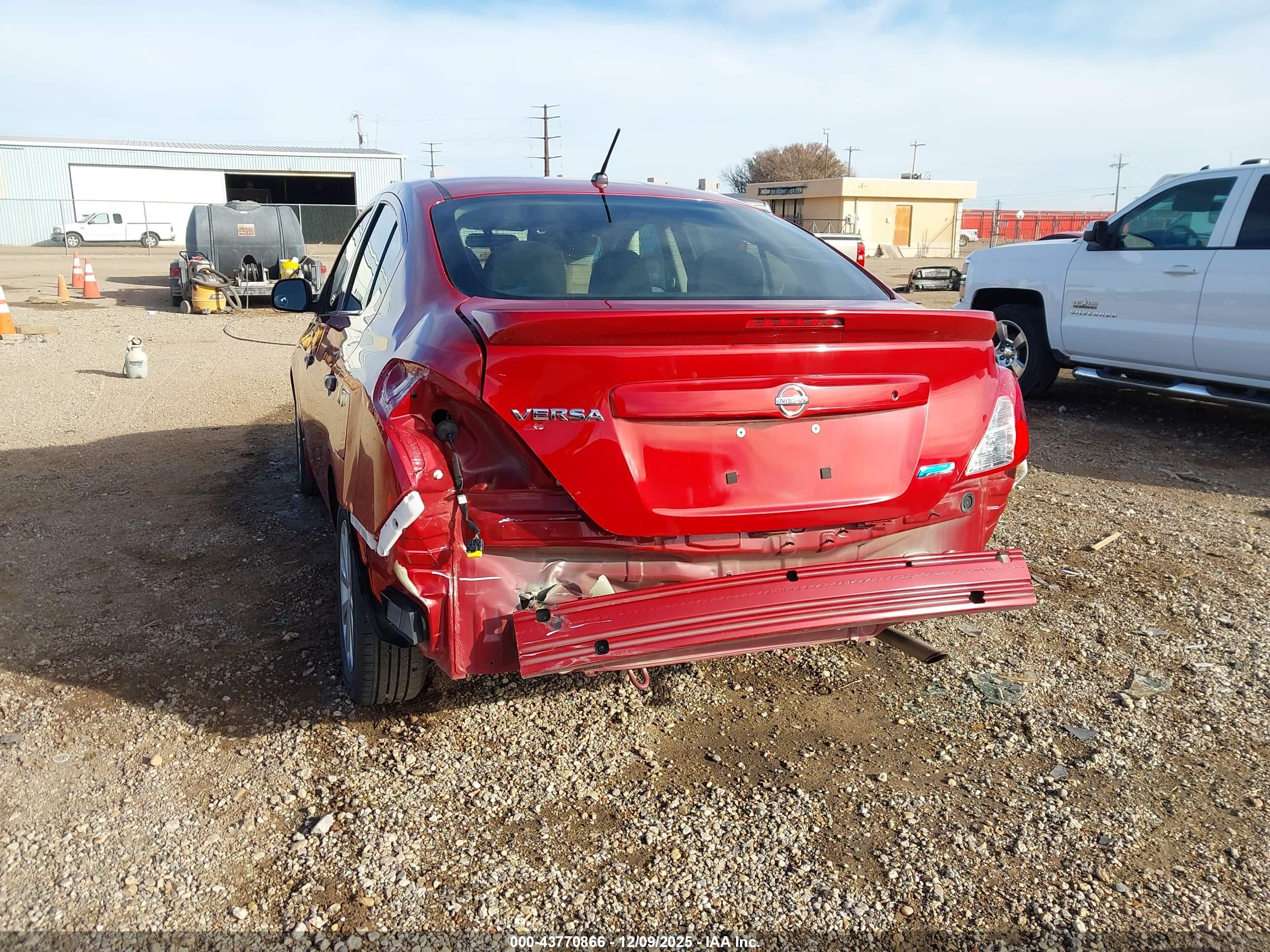 NISSAN VERSA image 6