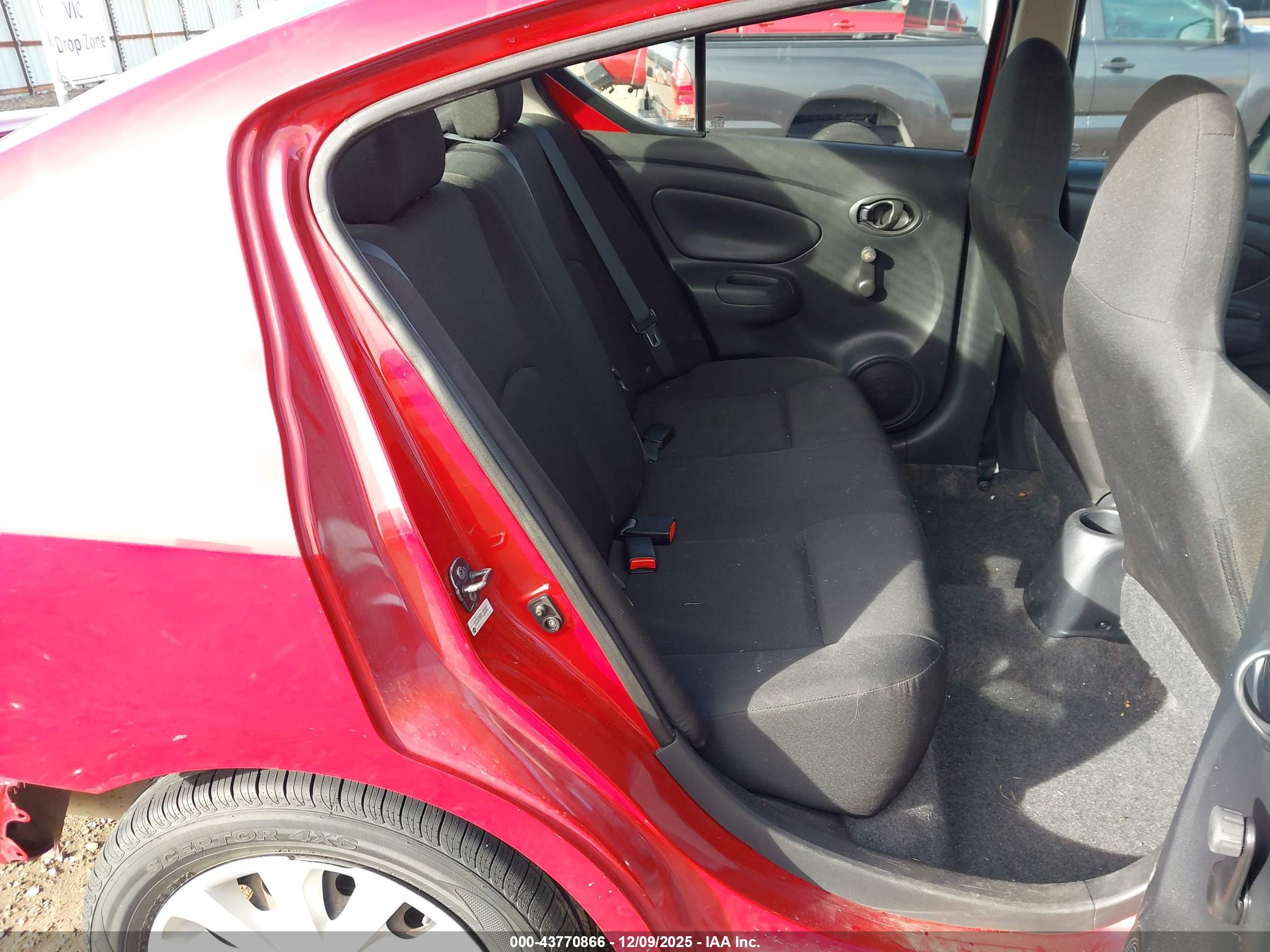 NISSAN VERSA image 8