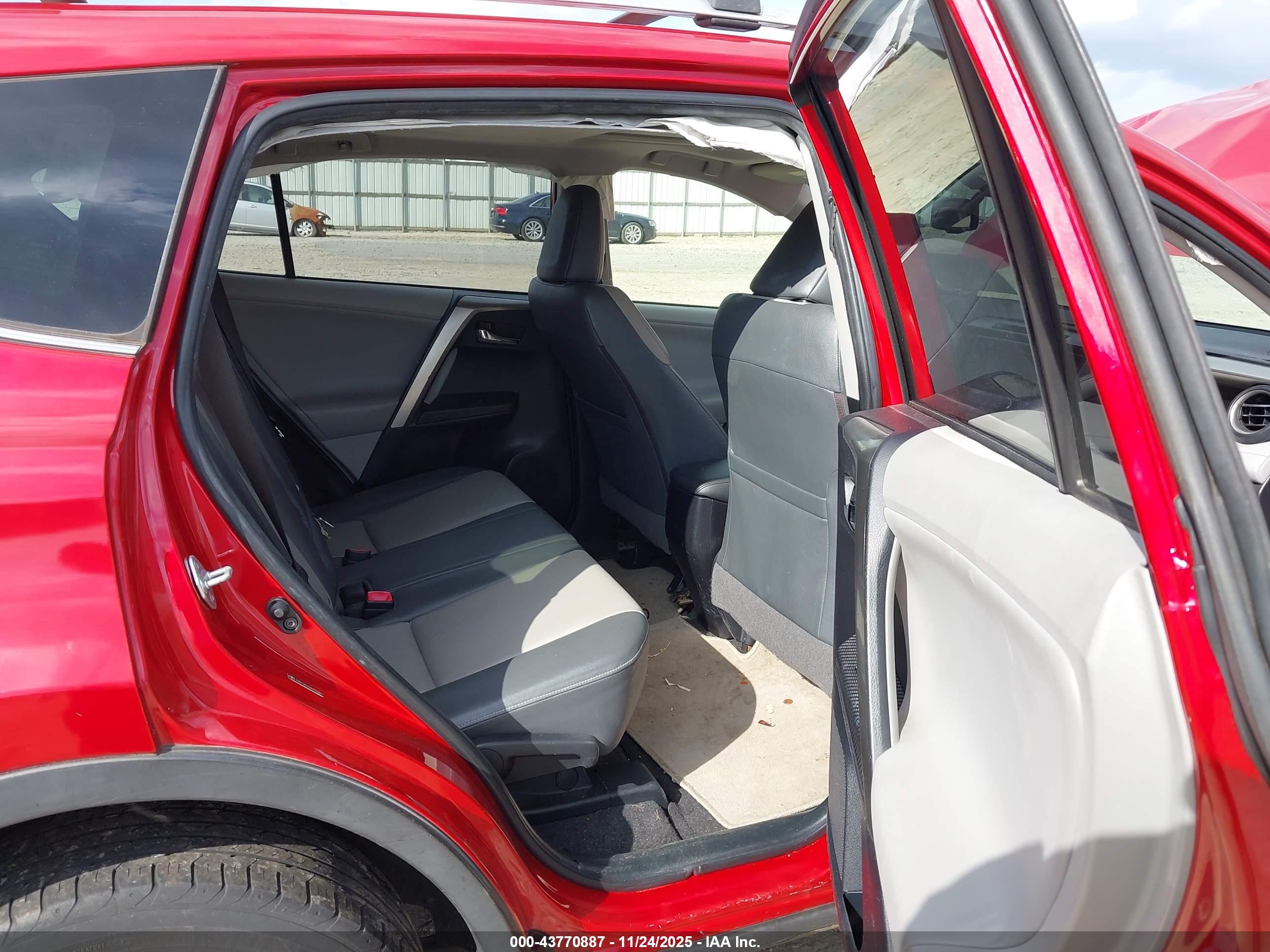 TOYOTA RAV4 image 8