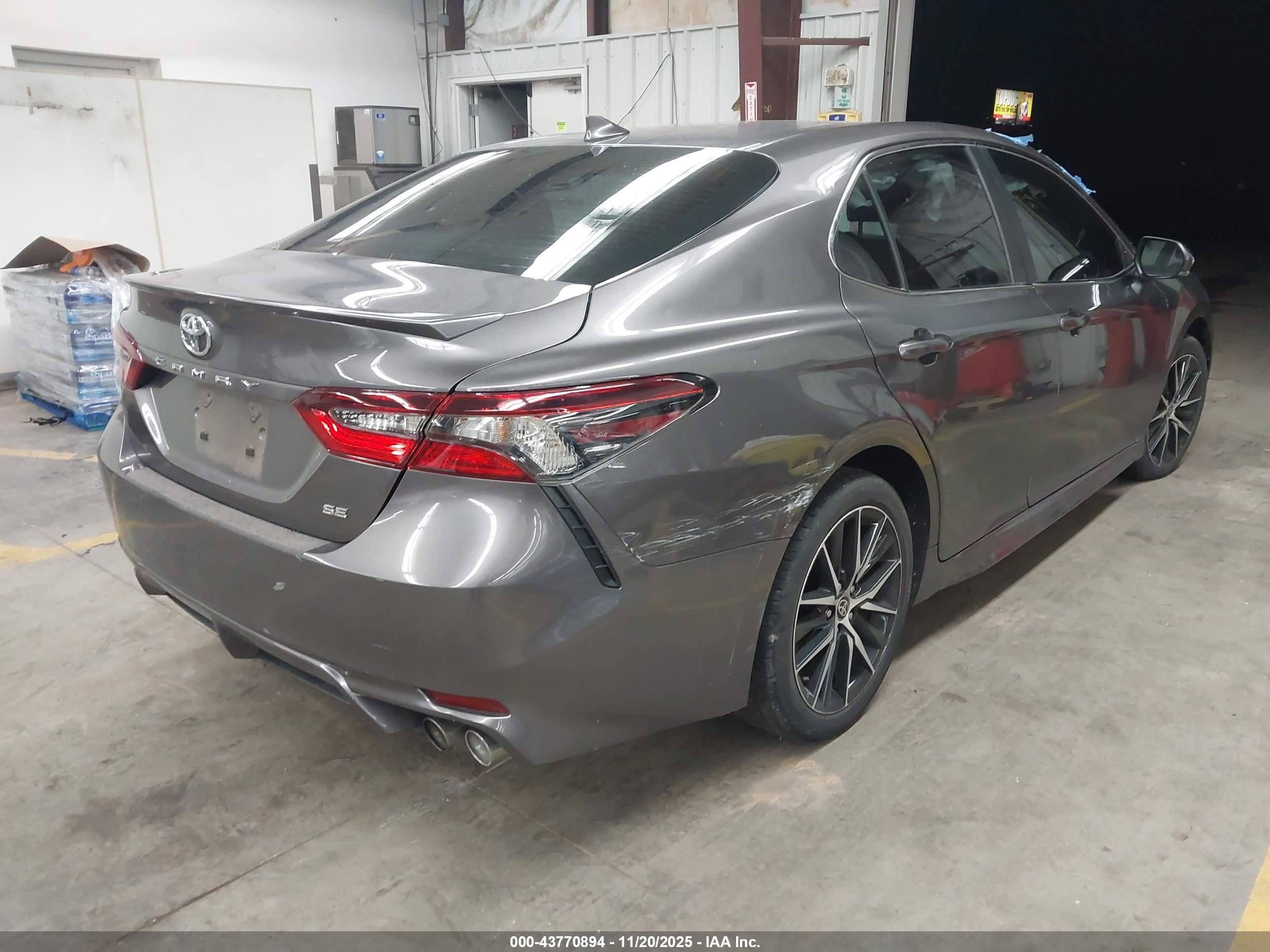 TOYOTA CAMRY image 4