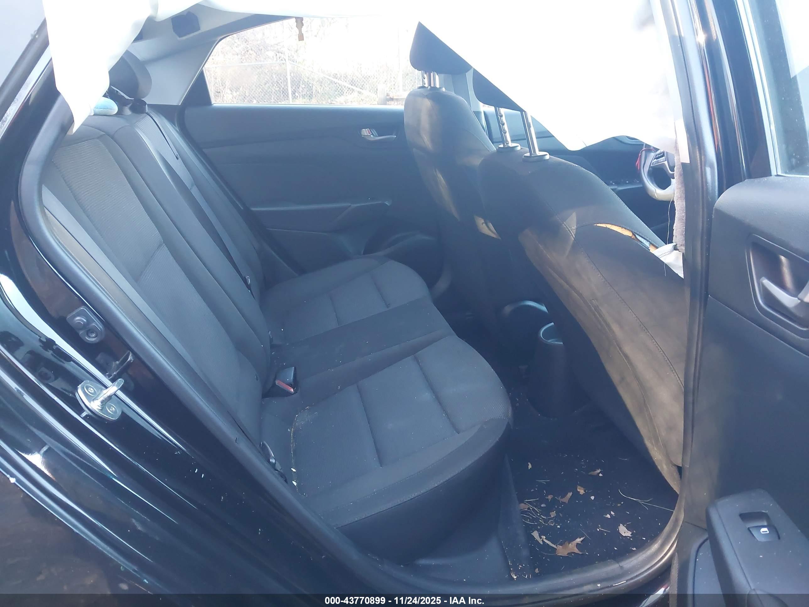 HYUNDAI ACCENT image 8