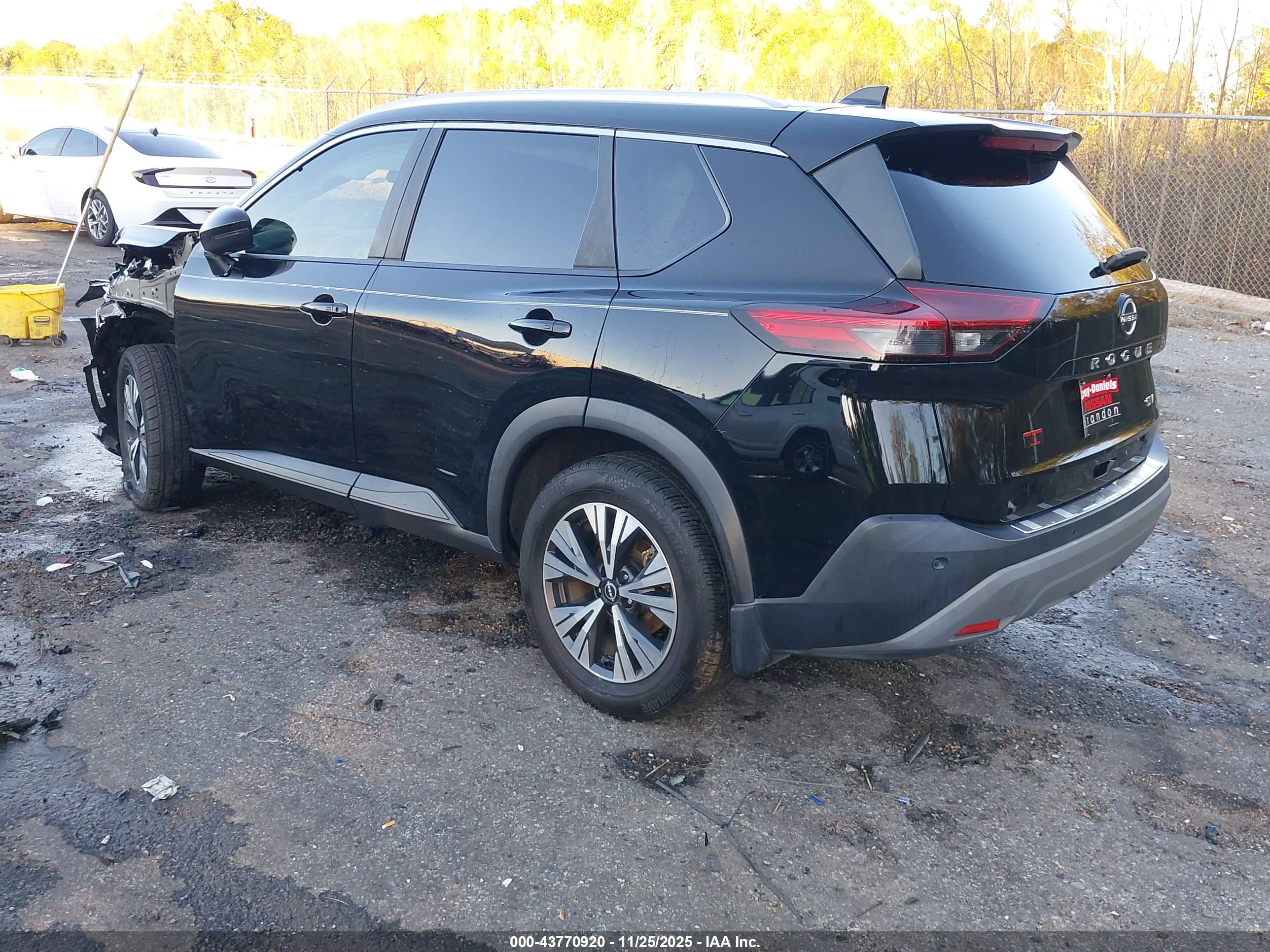 NISSAN ROGUE image 3