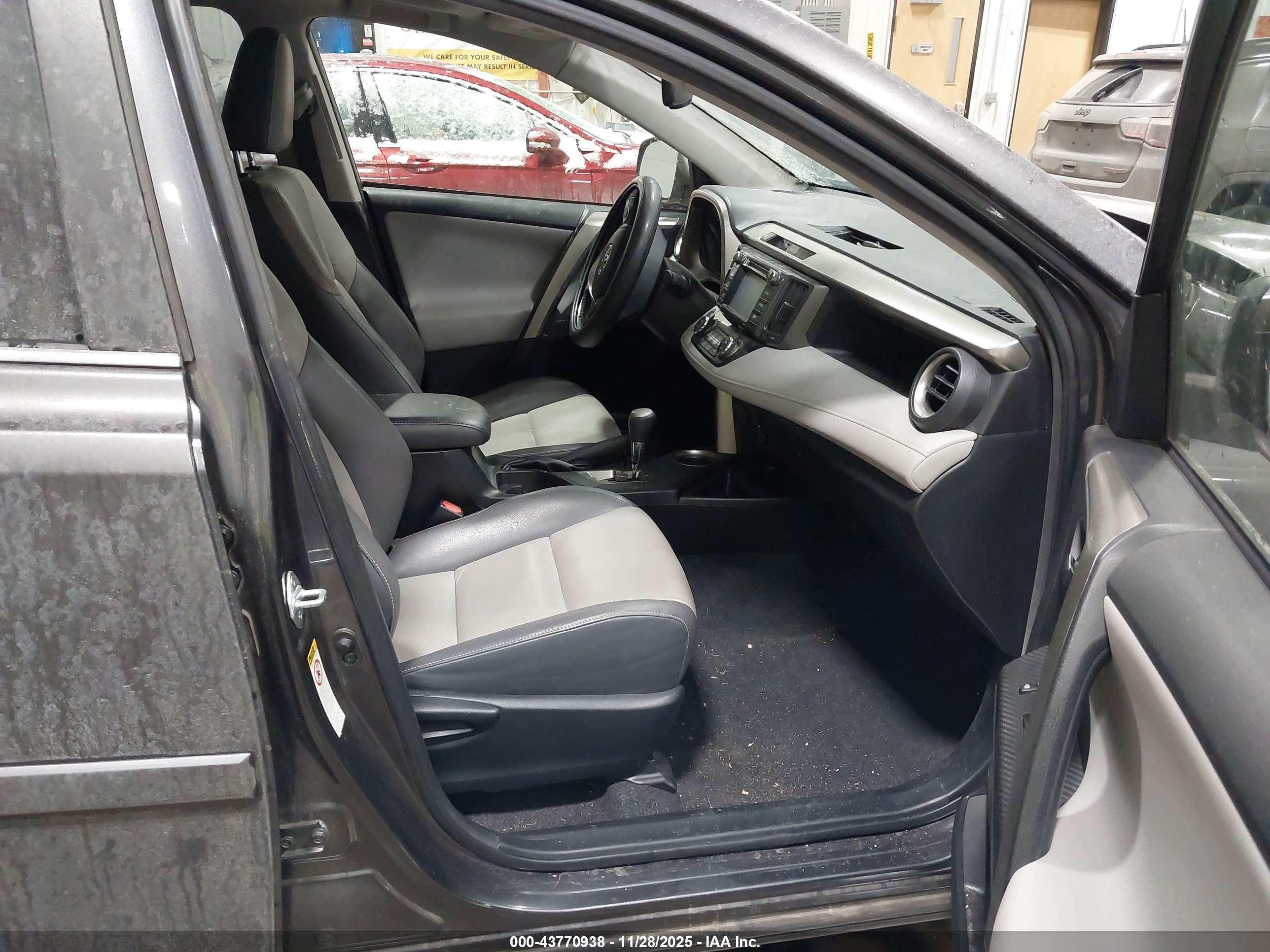 TOYOTA RAV4 image 5