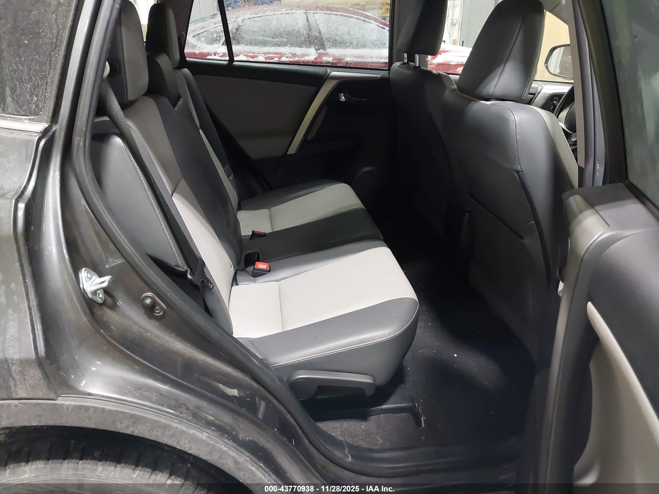 TOYOTA RAV4 image 8