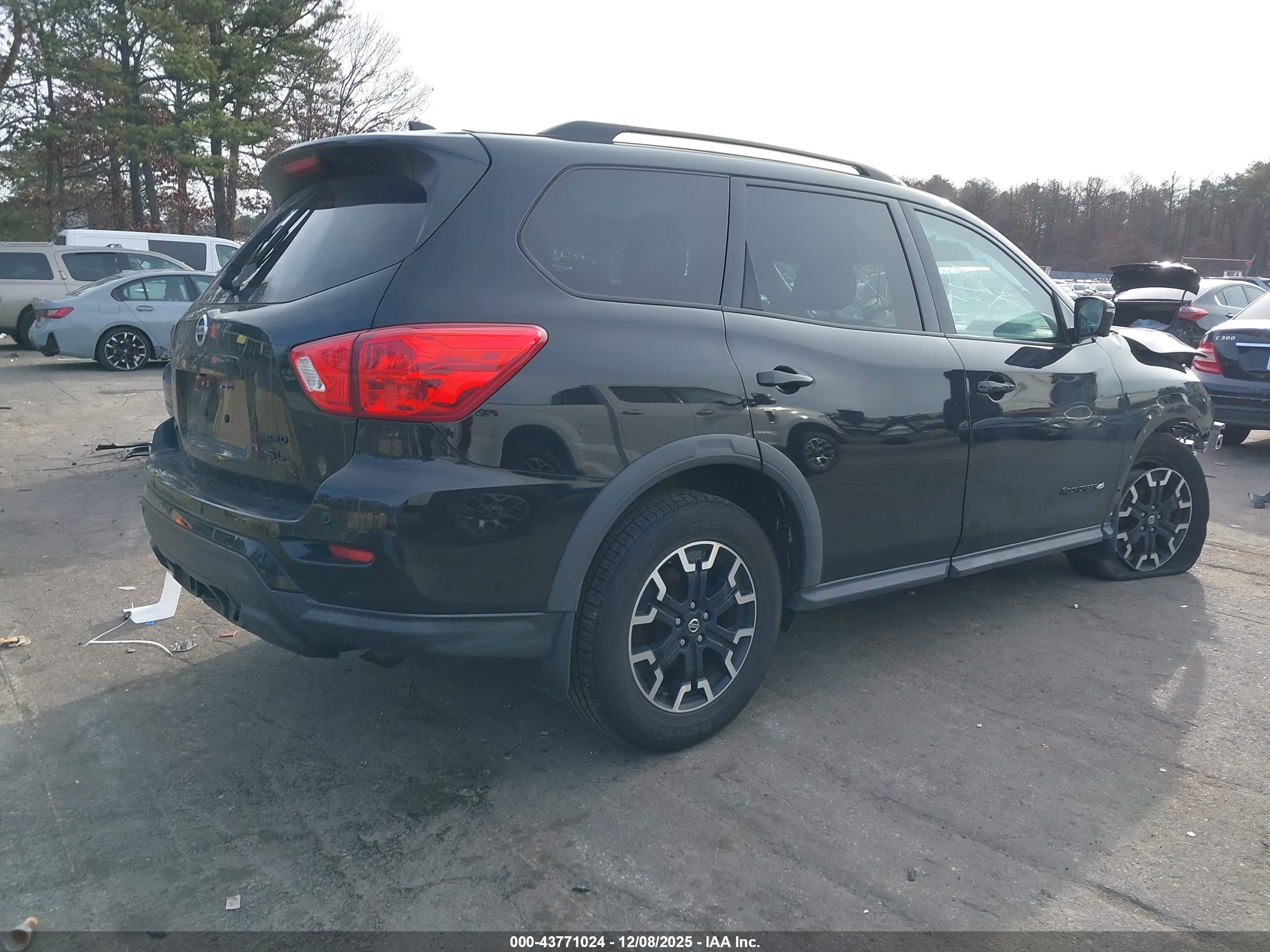 NISSAN PATHFINDER image 4