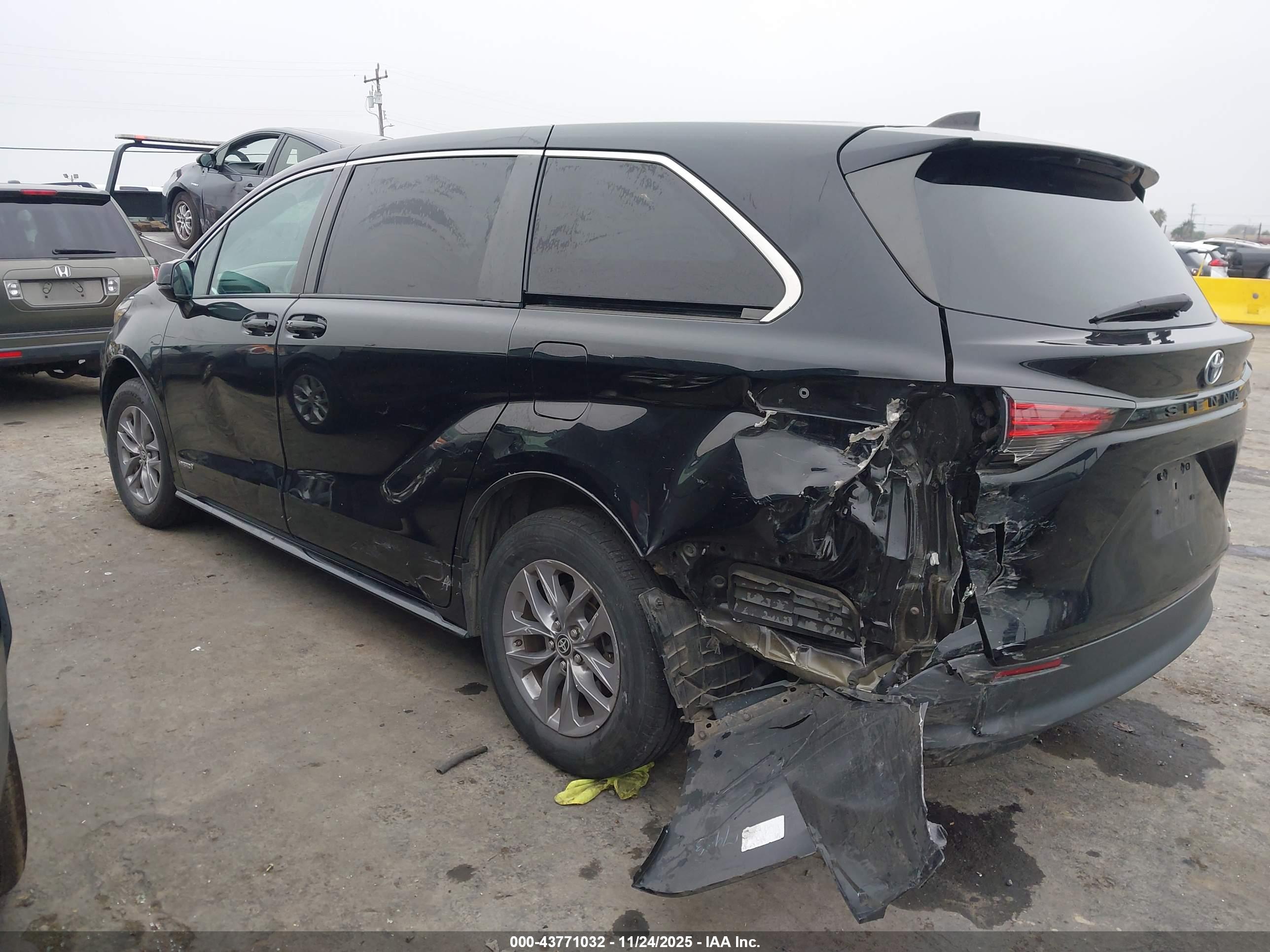 TOYOTA SIENNA image 3