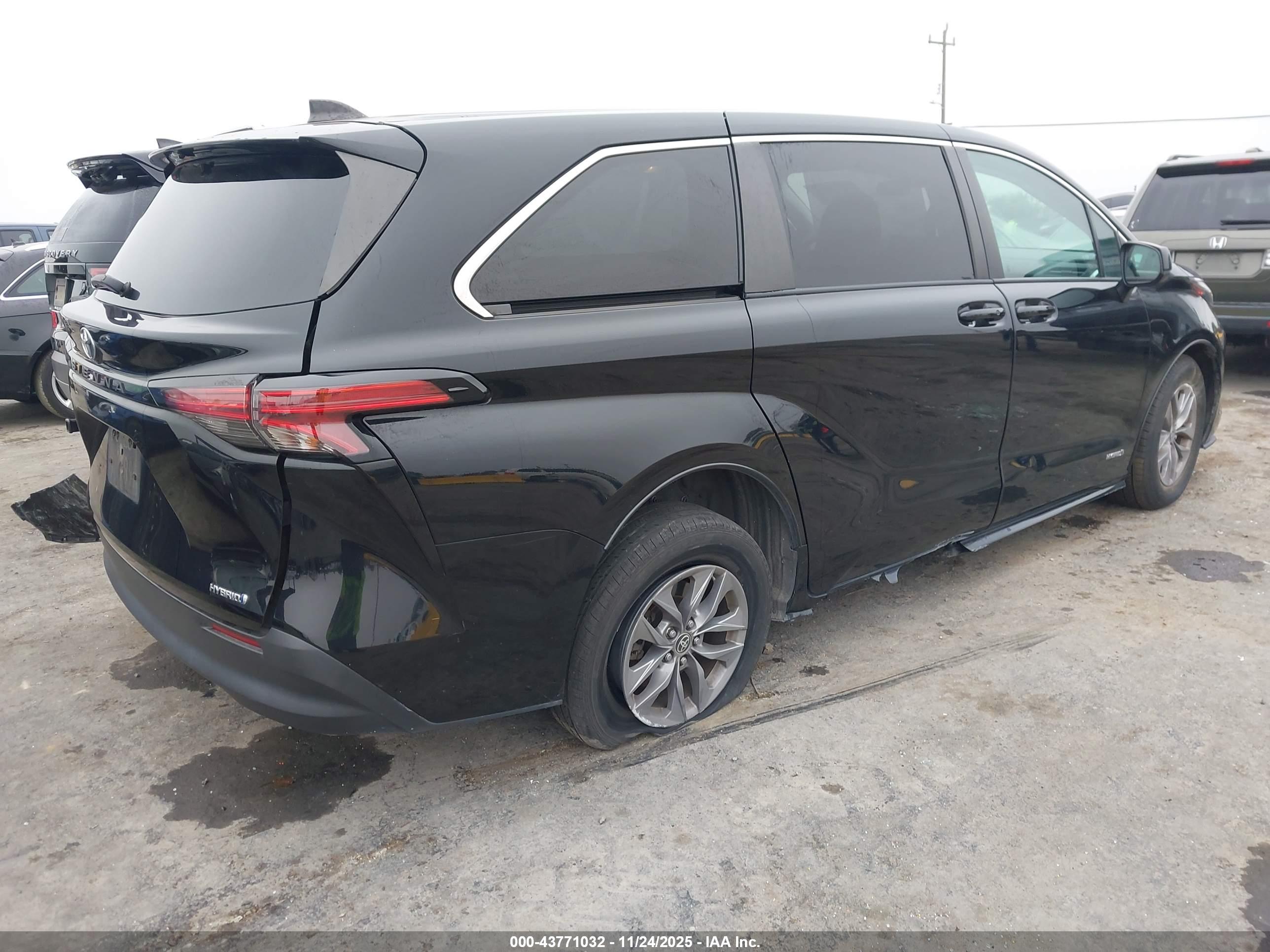 TOYOTA SIENNA image 4