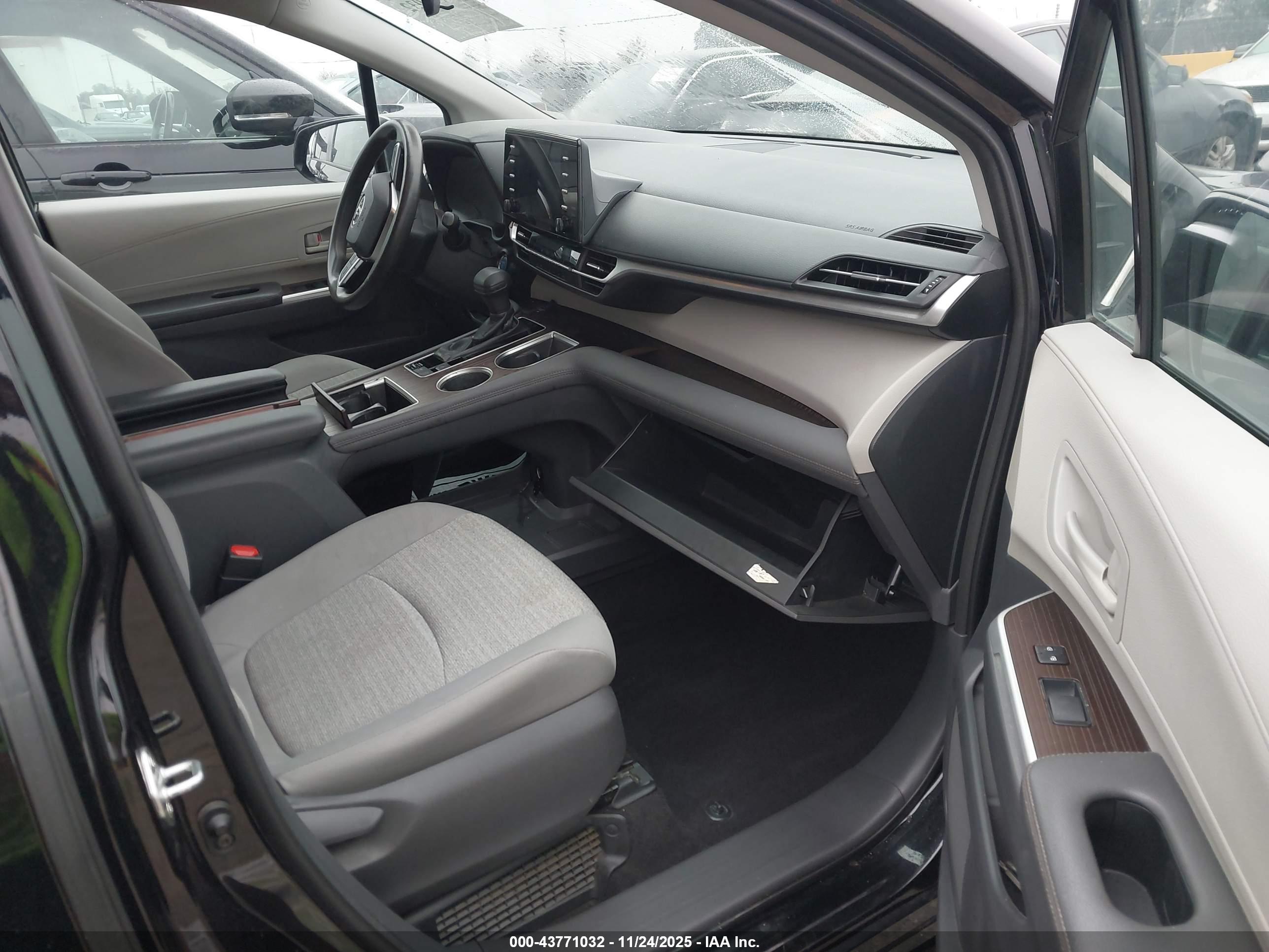 TOYOTA SIENNA image 5