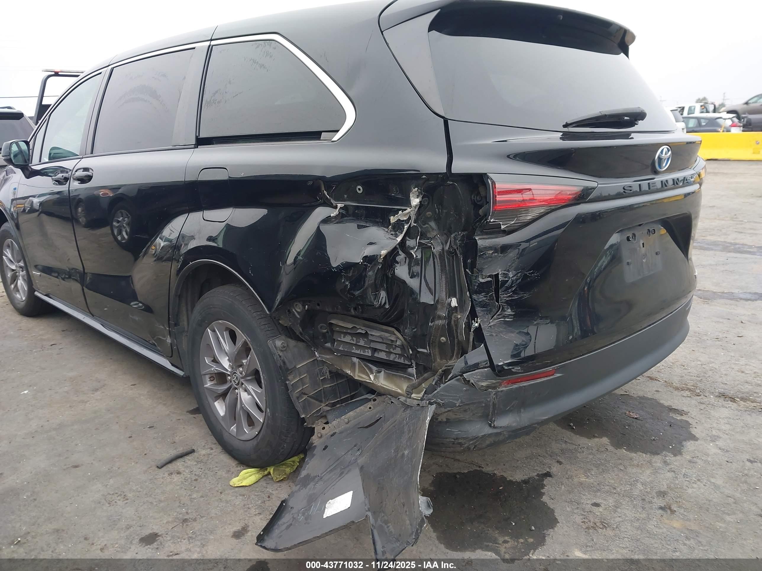 TOYOTA SIENNA image 6
