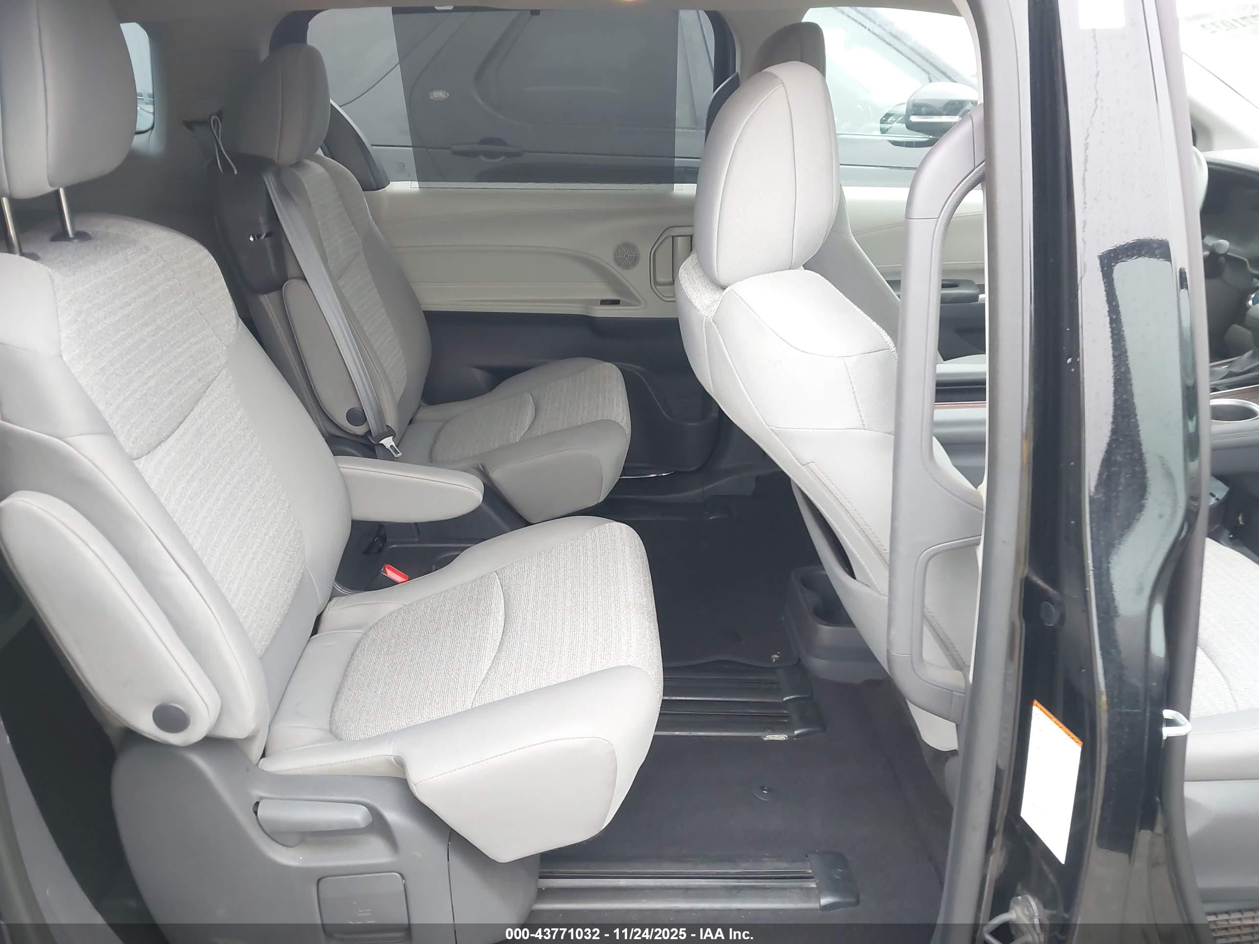 TOYOTA SIENNA image 8