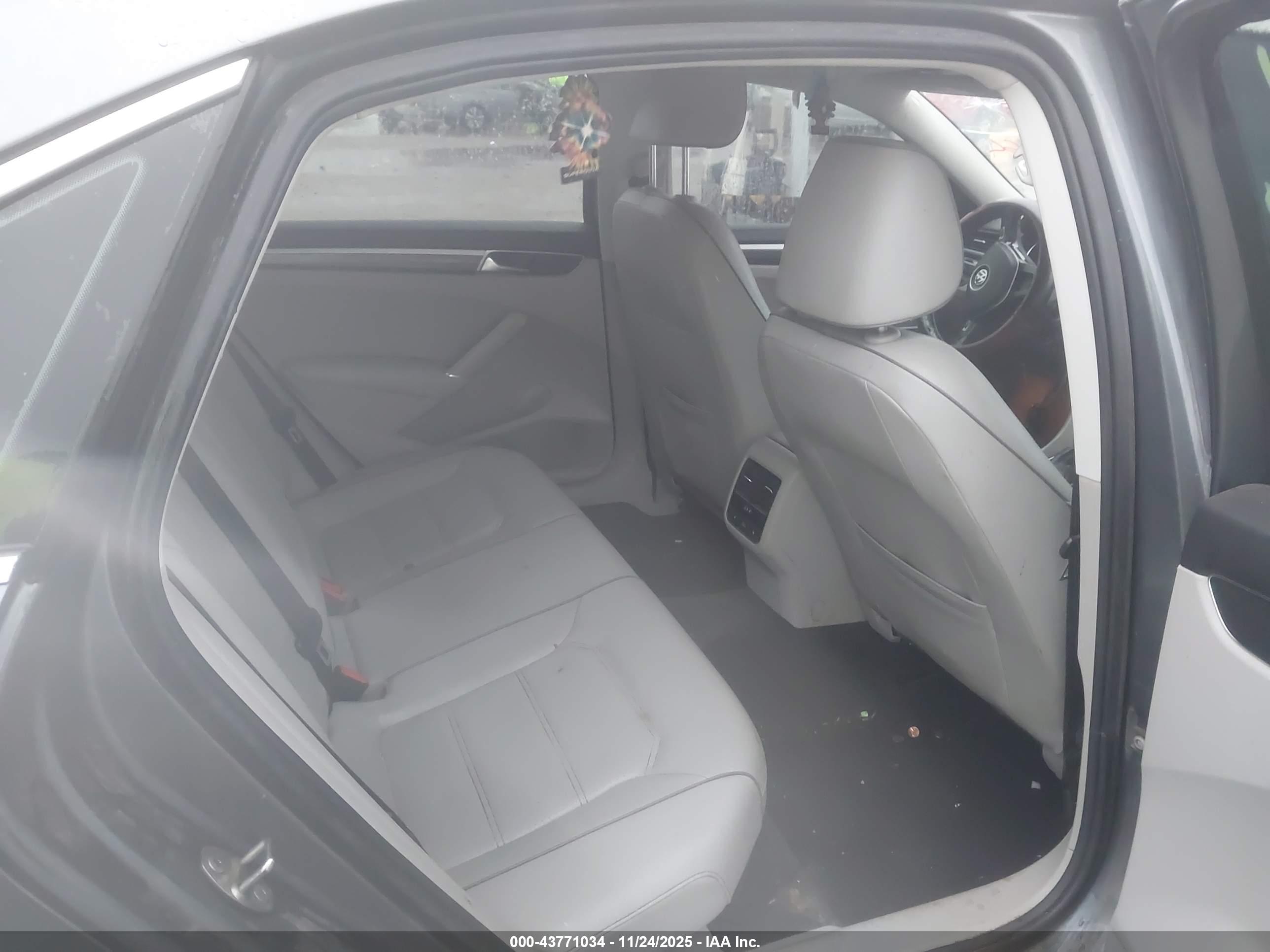 VOLKSWAGEN PASSAT image 8