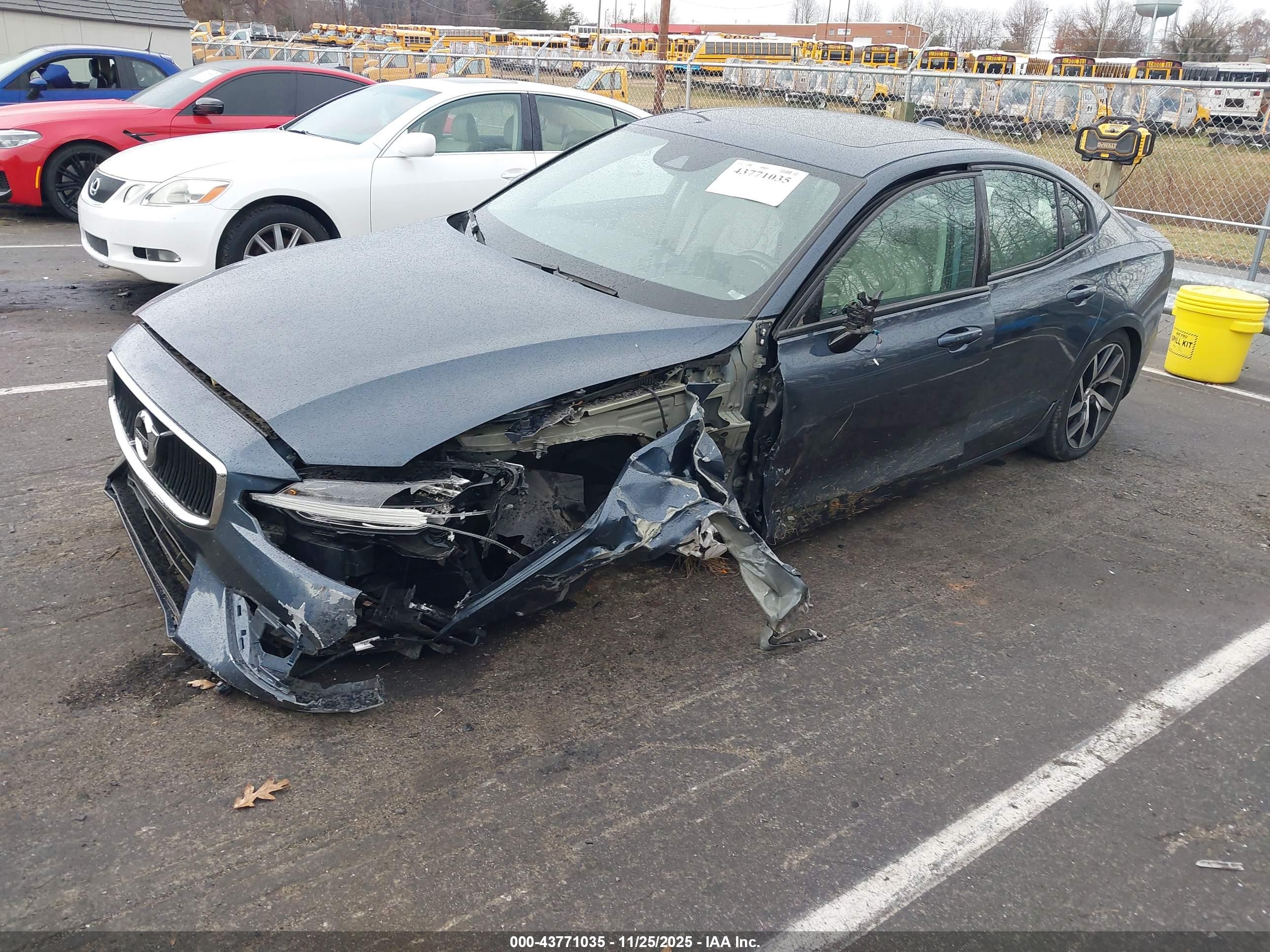 VOLVO S60 image 2