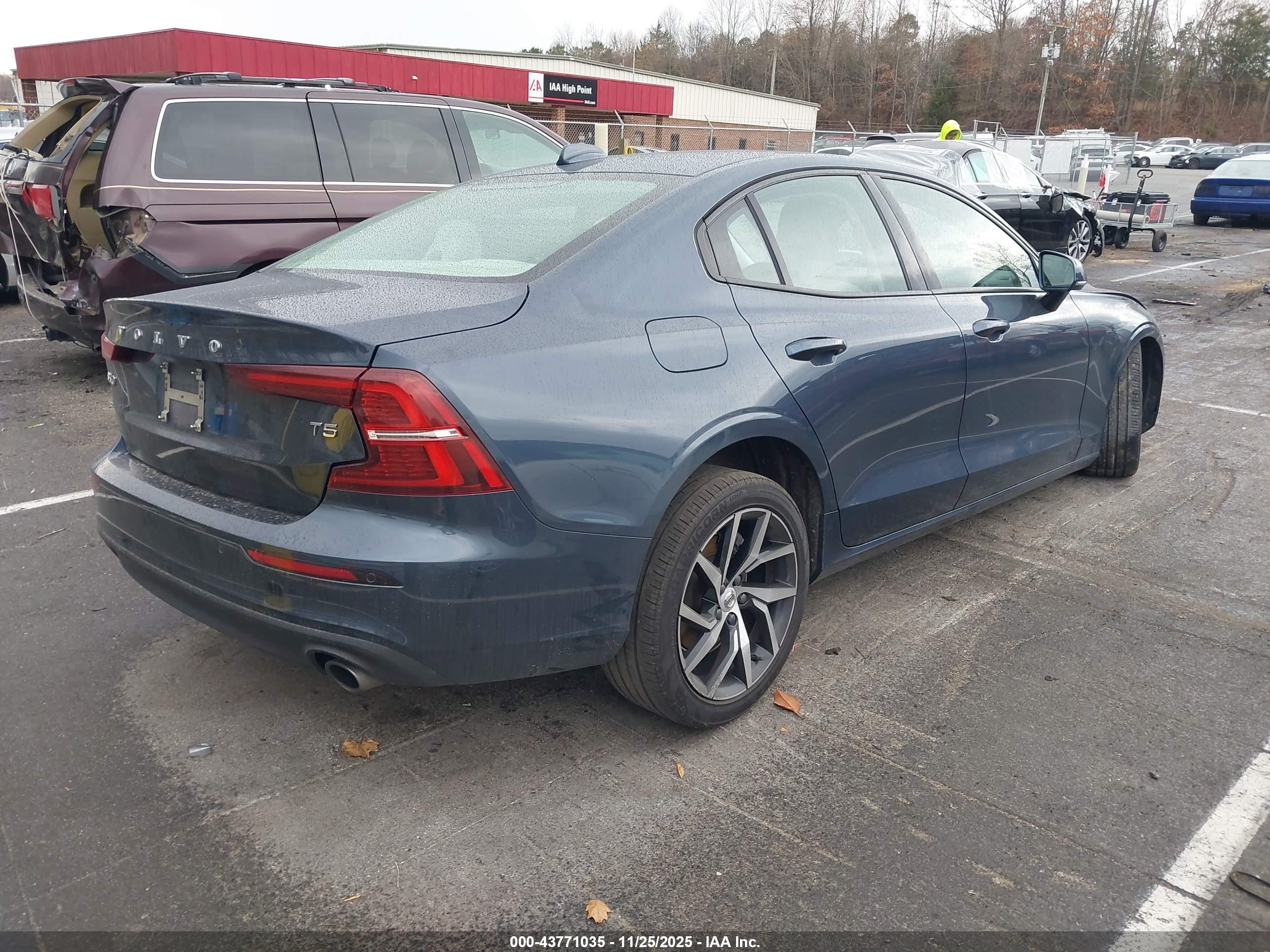 VOLVO S60 image 4