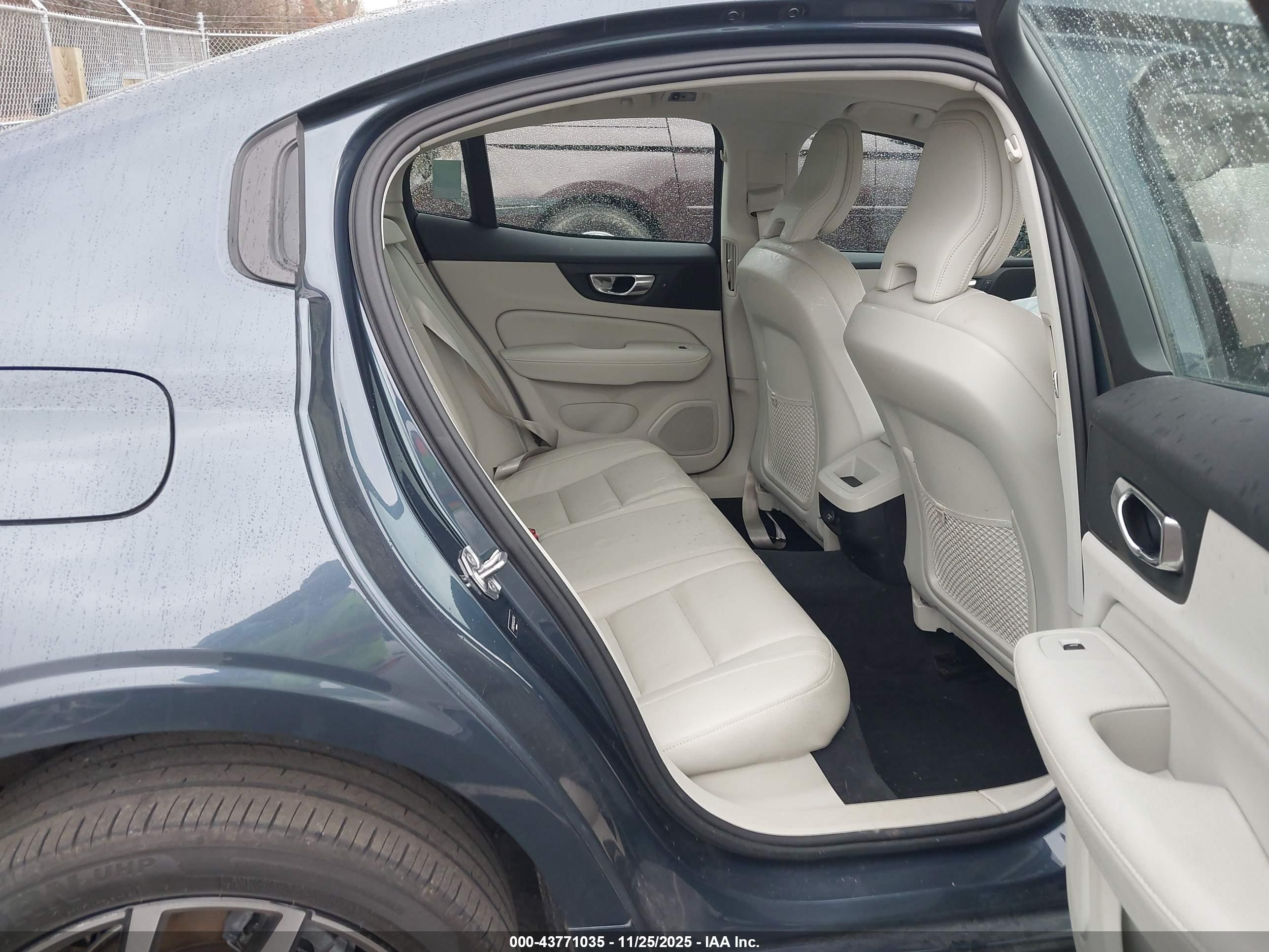 VOLVO S60 image 8