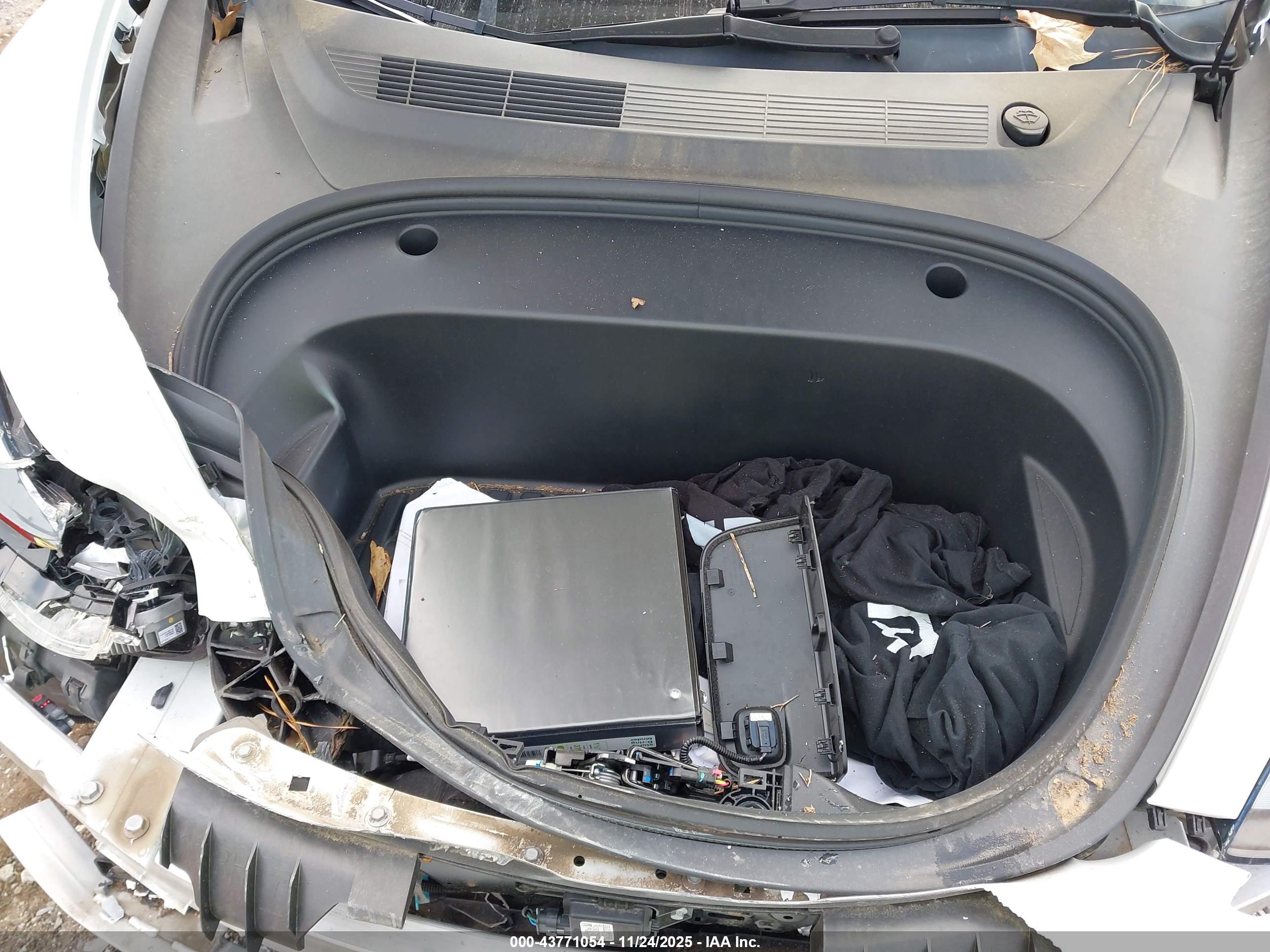 TESLA MODEL image 10