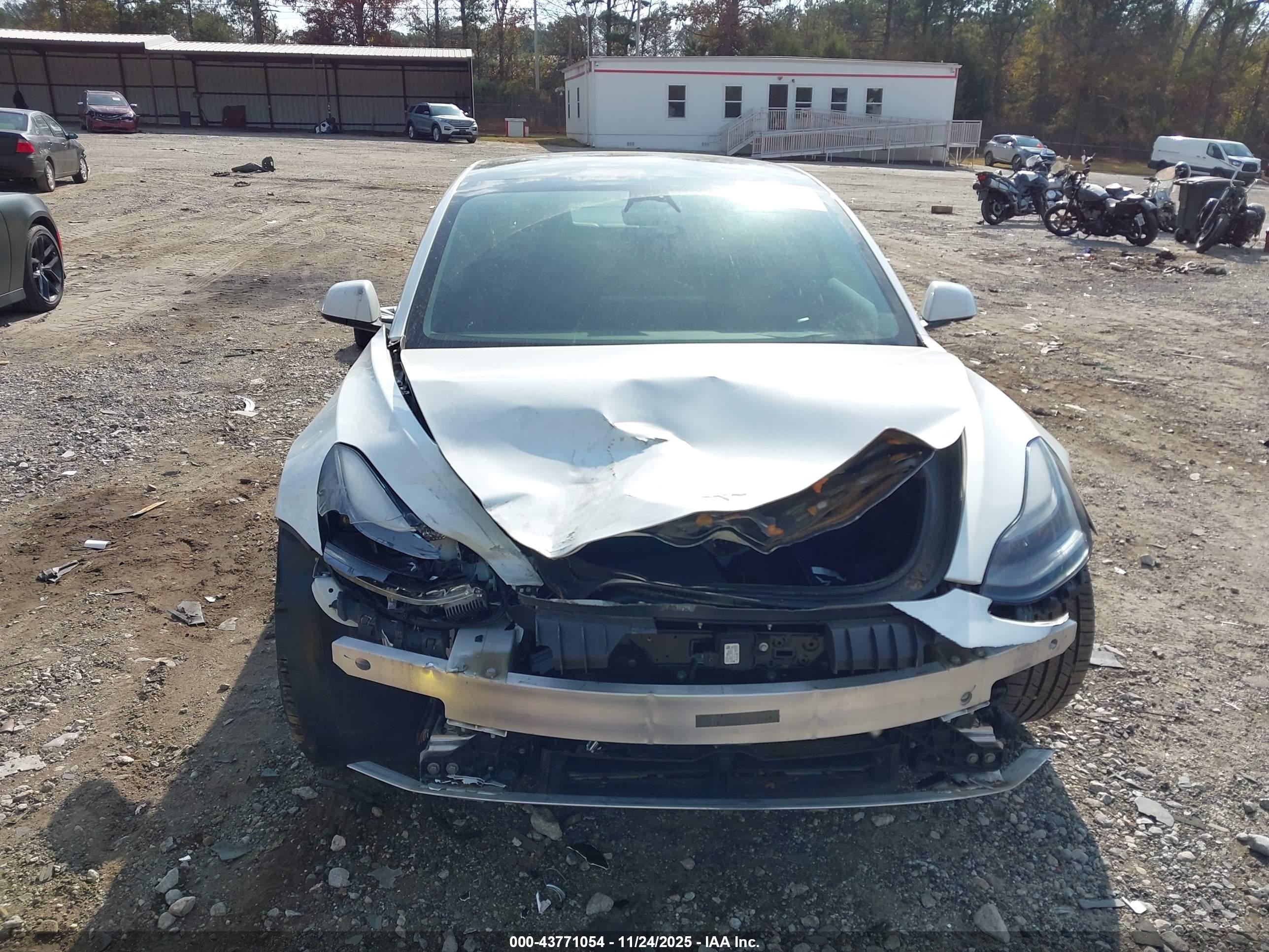 TESLA MODEL image 6