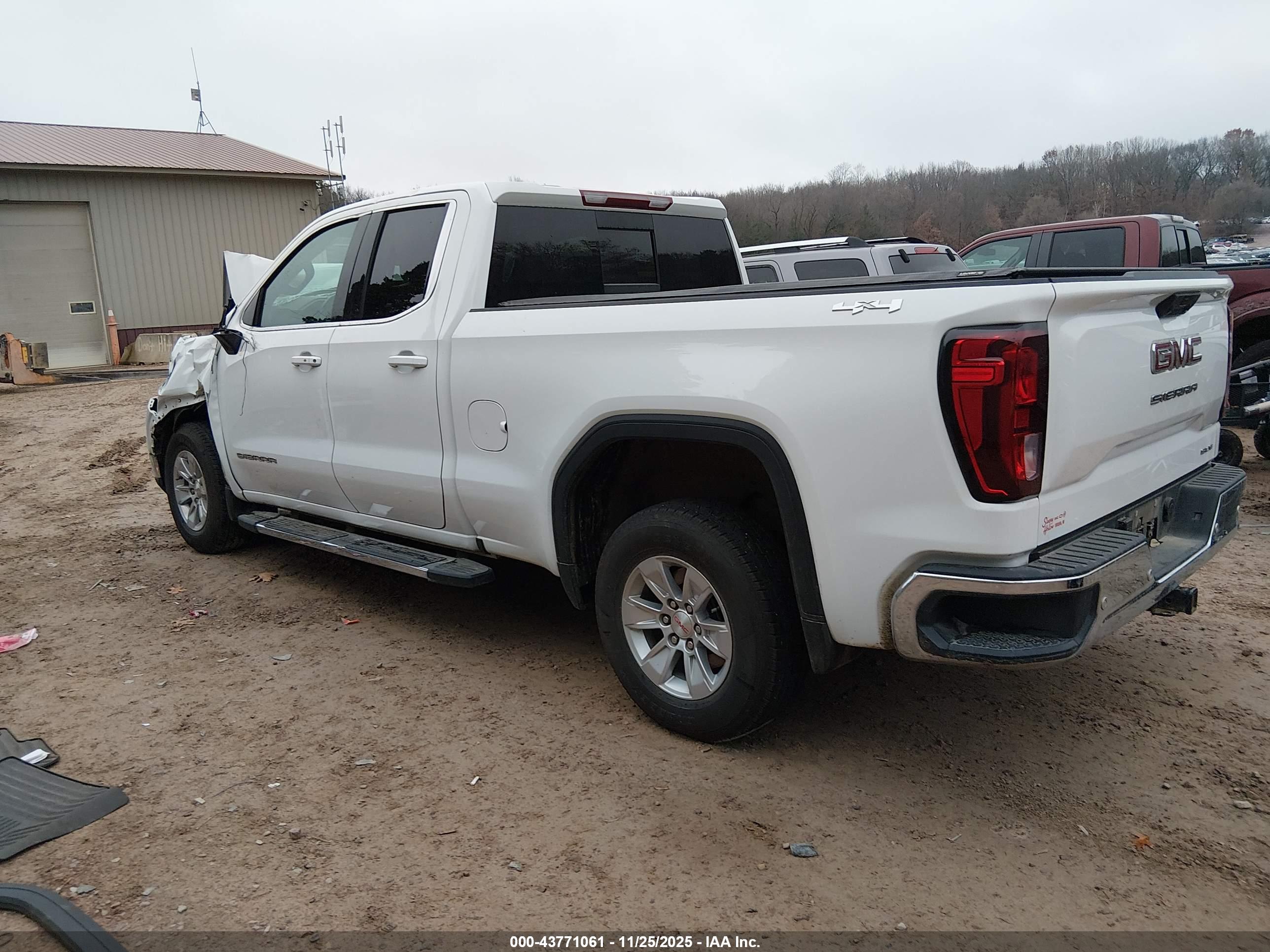 GMC SIERRA image 3